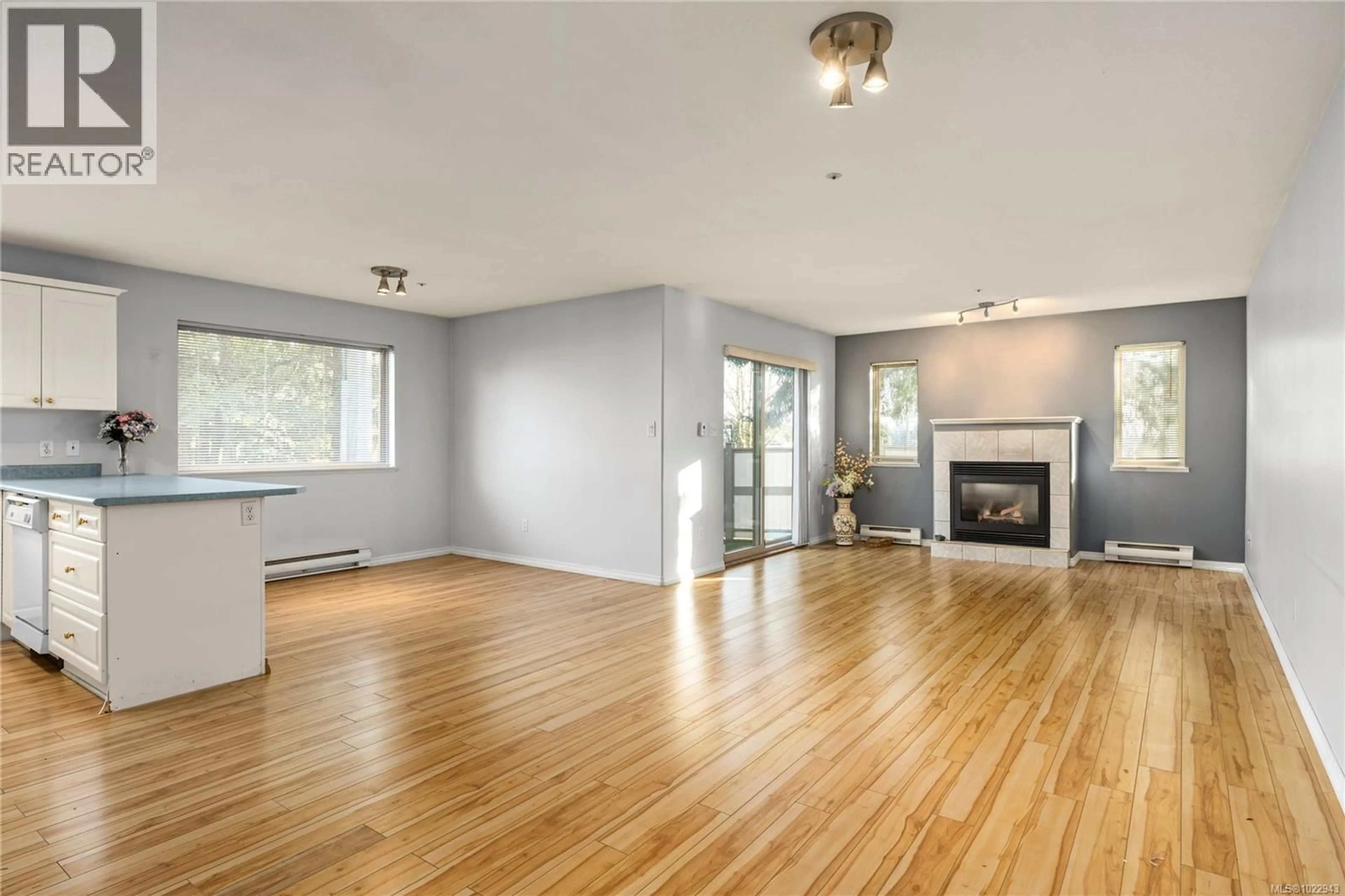 Living room with furniture, wood/laminate floor for 1 - 4271 WELLINGTON ROAD, Nanaimo British Columbia V9T2H2