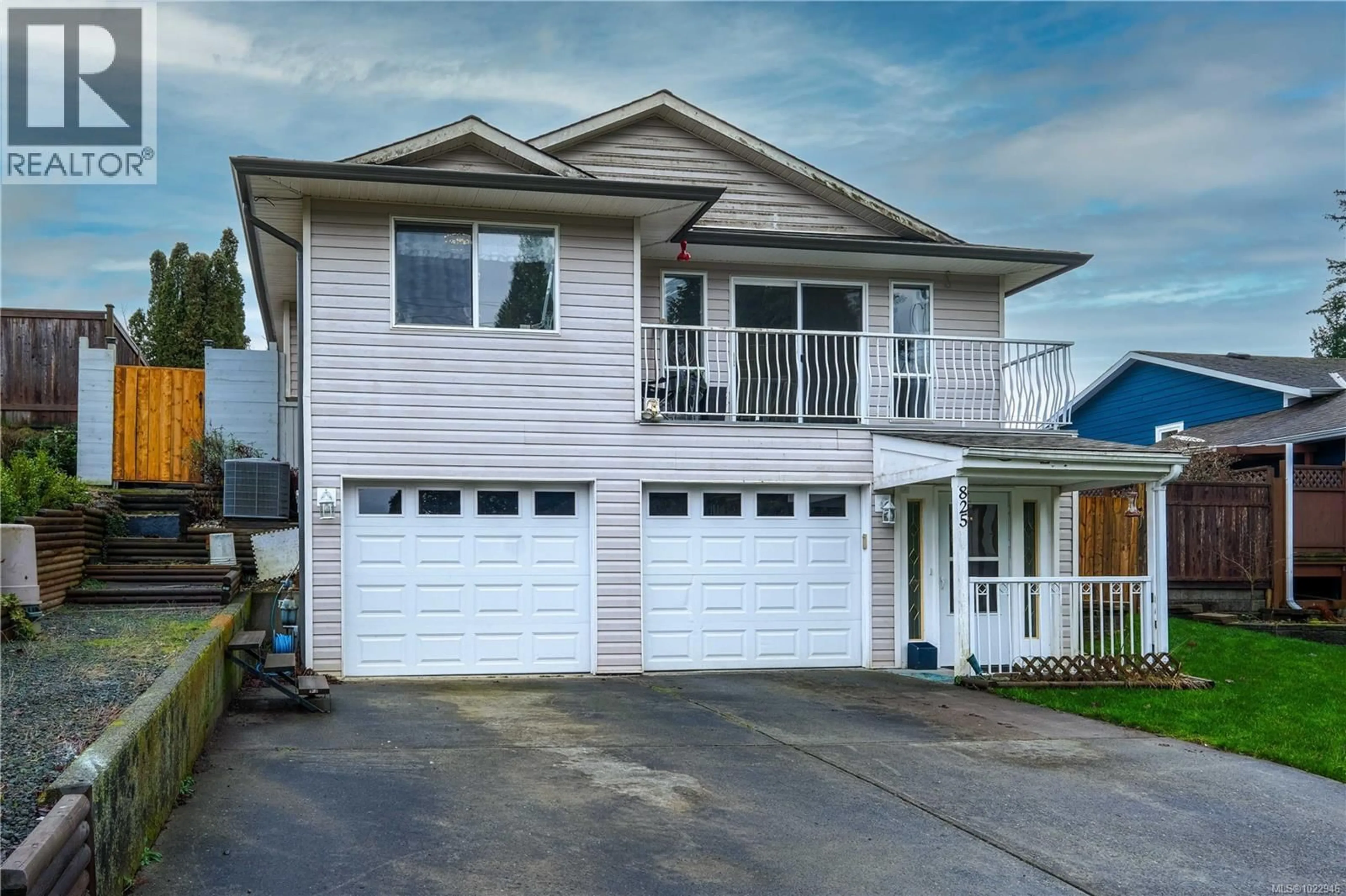 Home with vinyl exterior material, street for 825 PINECREST ROAD, Campbell River British Columbia V9W7N2