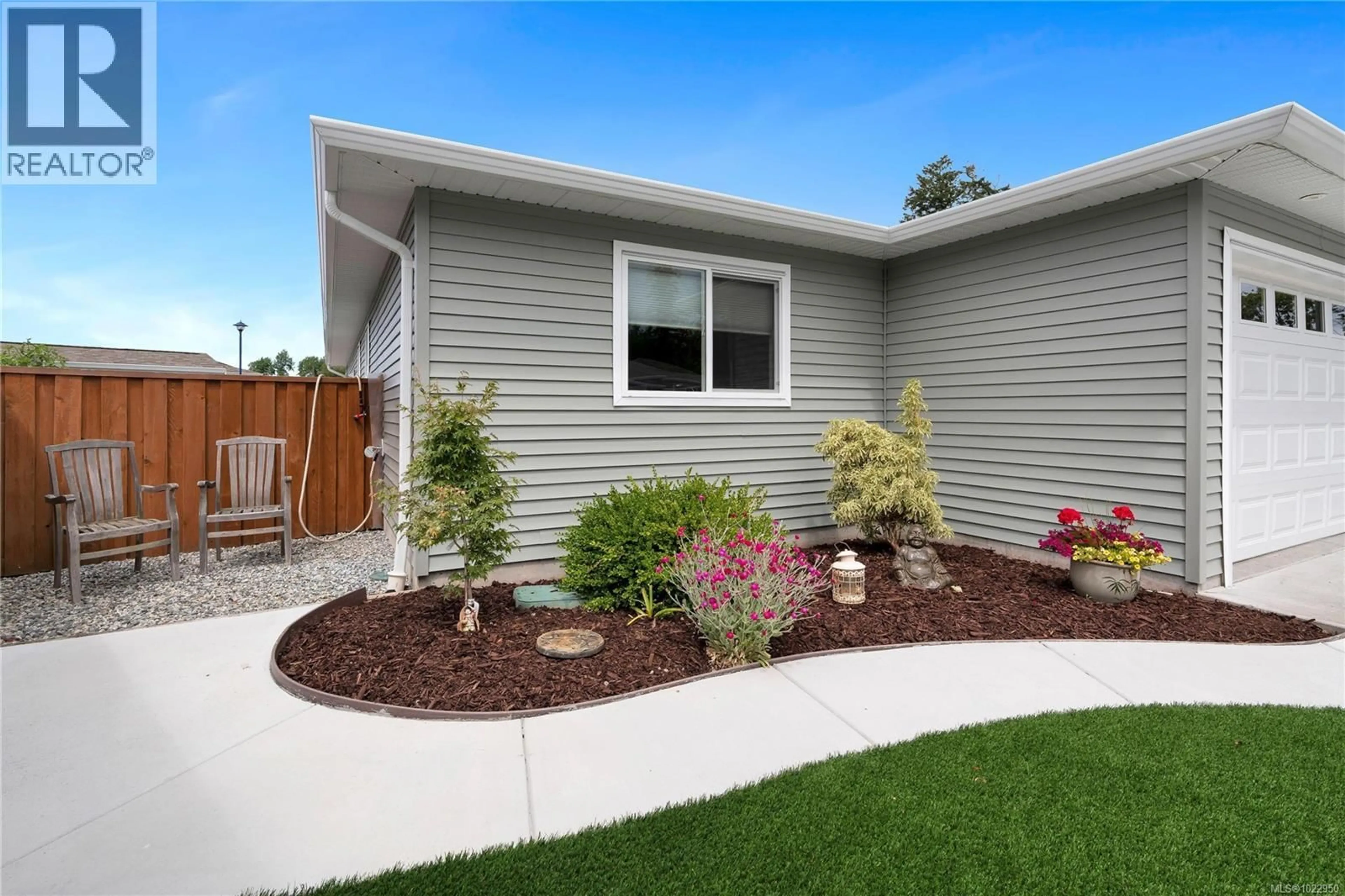 Home with vinyl exterior material, street for 37 - 7586 TETAYUT ROAD, Central Saanich British Columbia V8M0B4