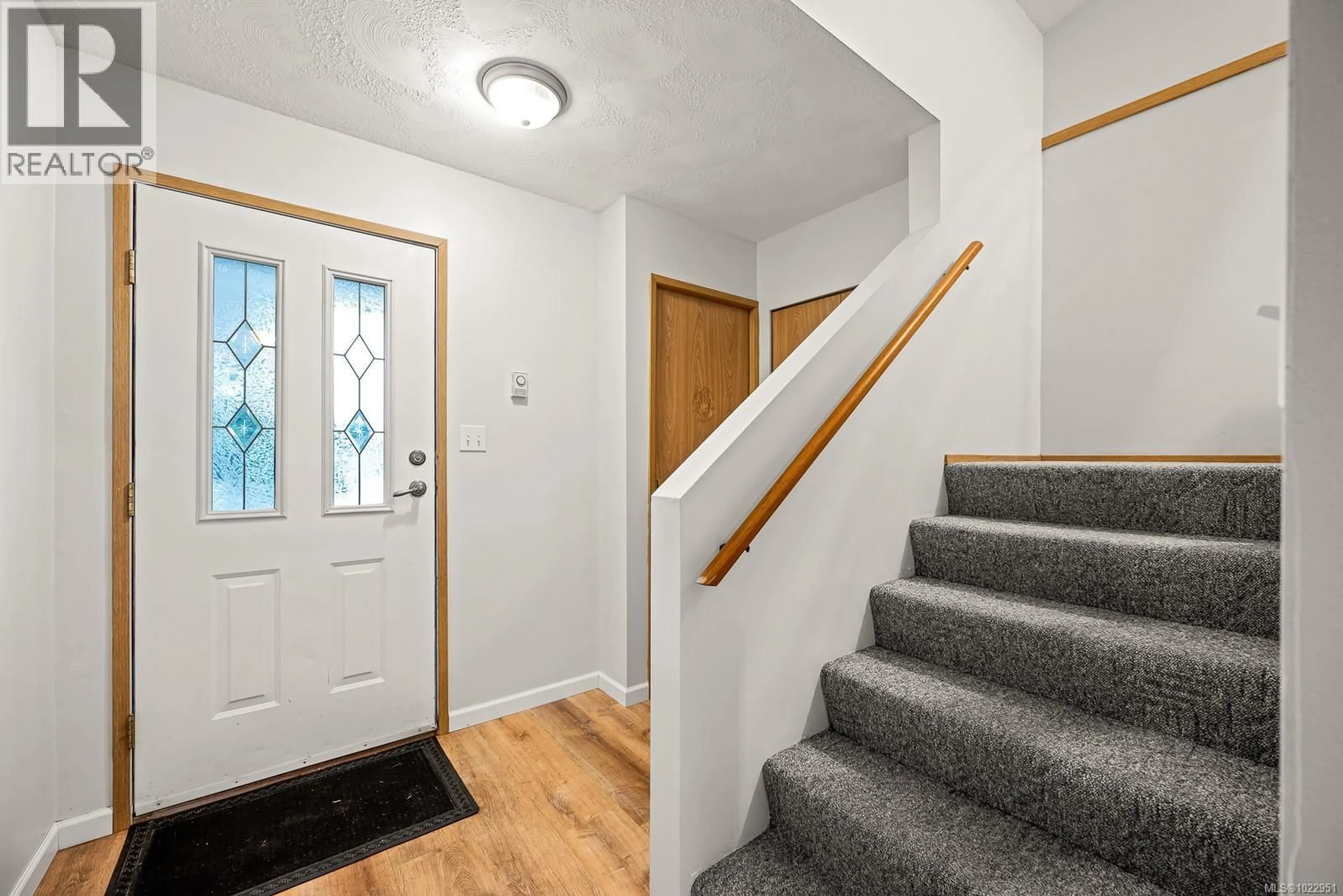 Indoor entryway for A - 860 KIT CRESCENT, Campbell River British Columbia V9H1P7