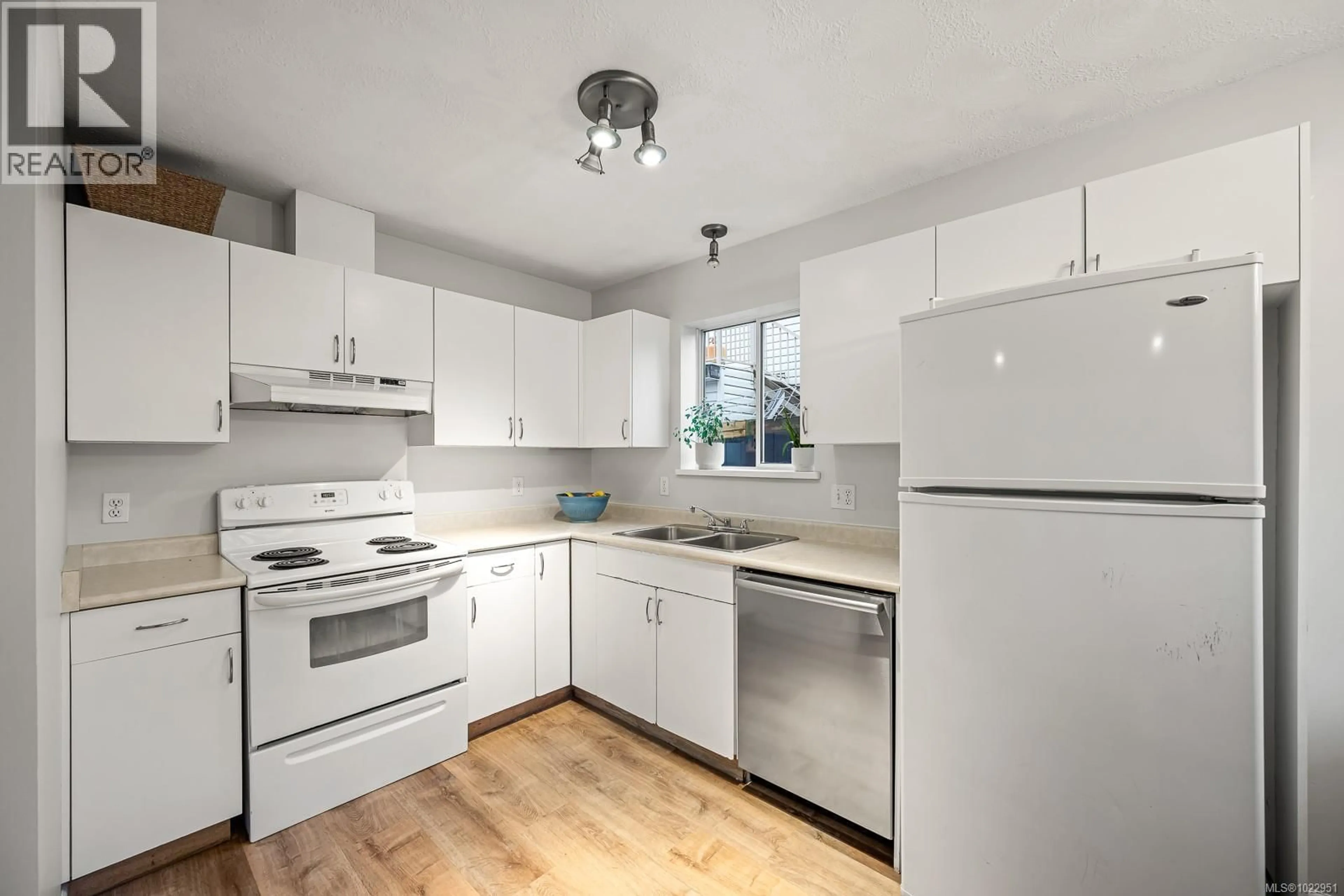 Standard kitchen, unknown for A - 860 KIT CRESCENT, Campbell River British Columbia V9H1P7