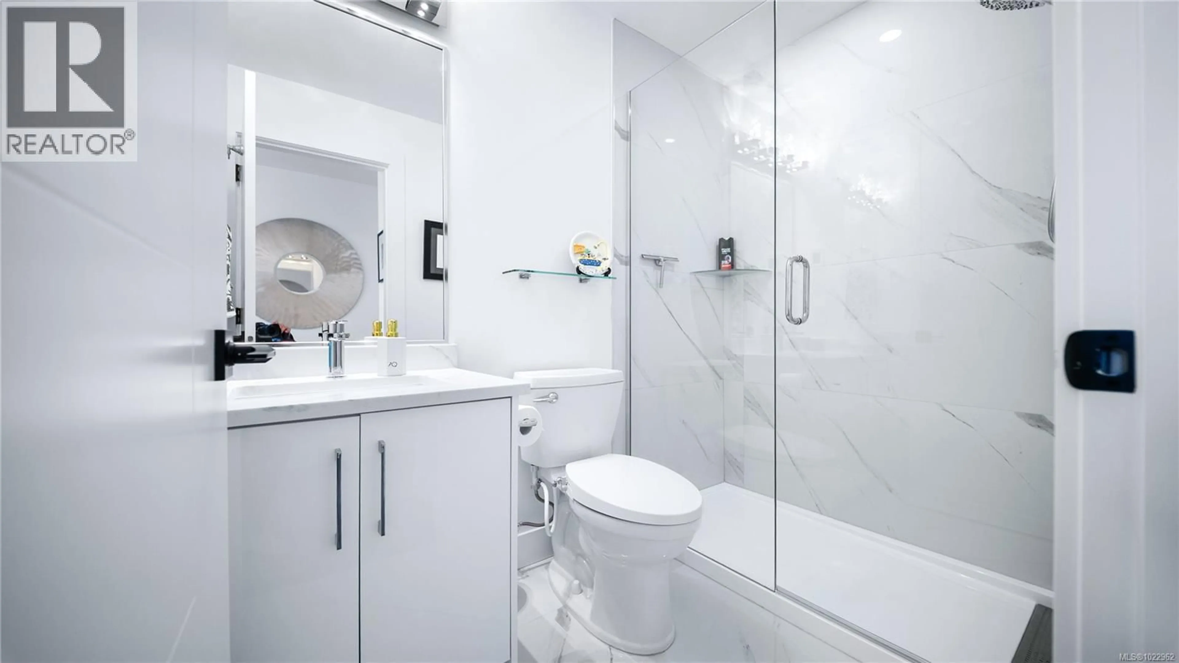 Standard bathroom, ceramic/tile floor for 927 BECKWITH AVENUE, Saanich British Columbia V8X3S2