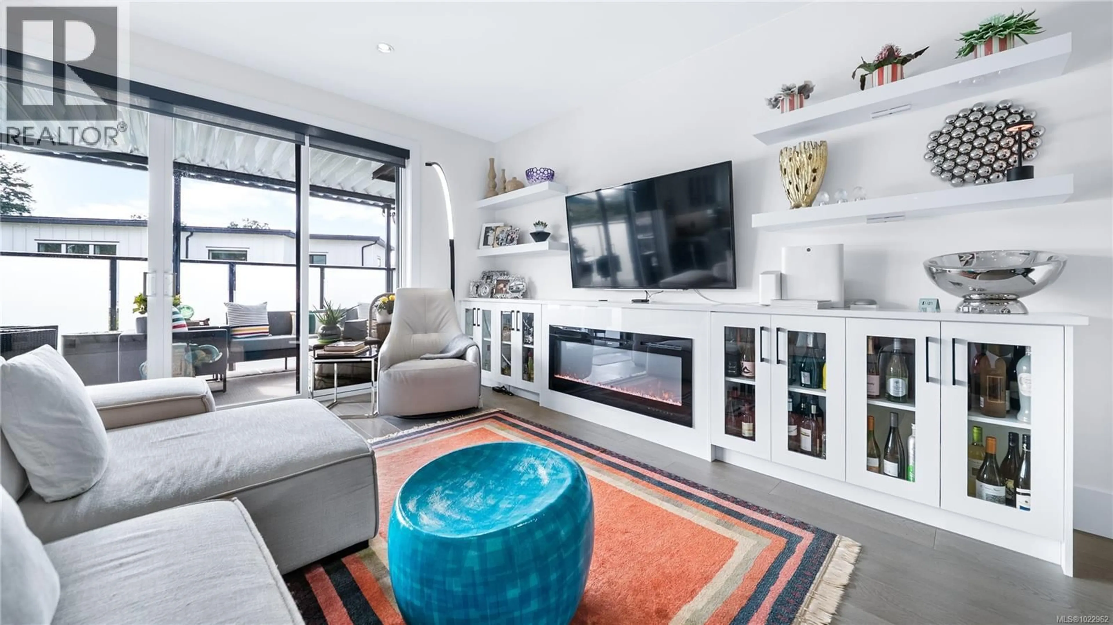 Living room with furniture, unknown for 927 BECKWITH AVENUE, Saanich British Columbia V8X3S2