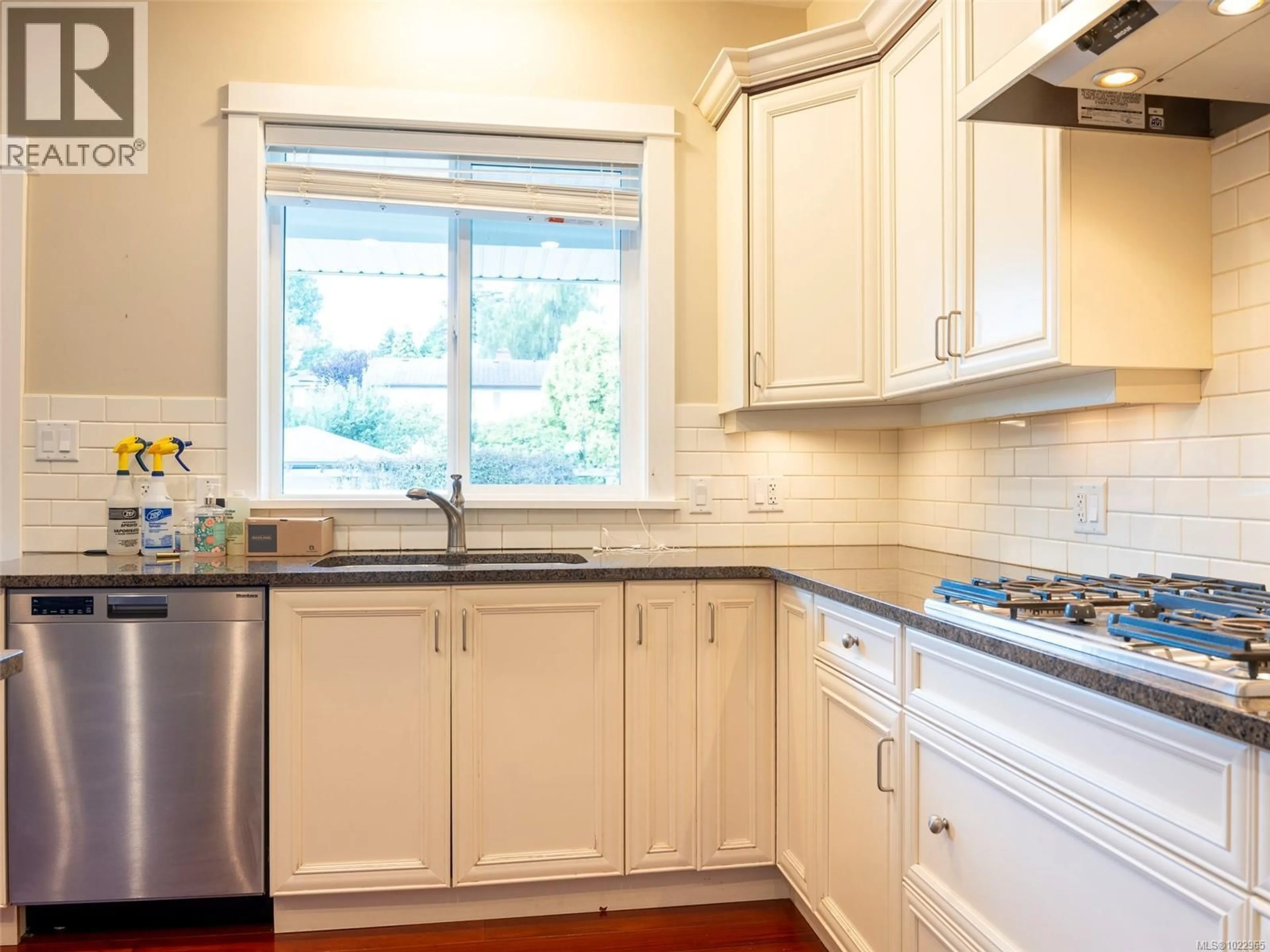 Standard kitchen, ceramic/tile floor for 3 - 1290 RICHARDSON STREET, Victoria British Columbia V8V3E1