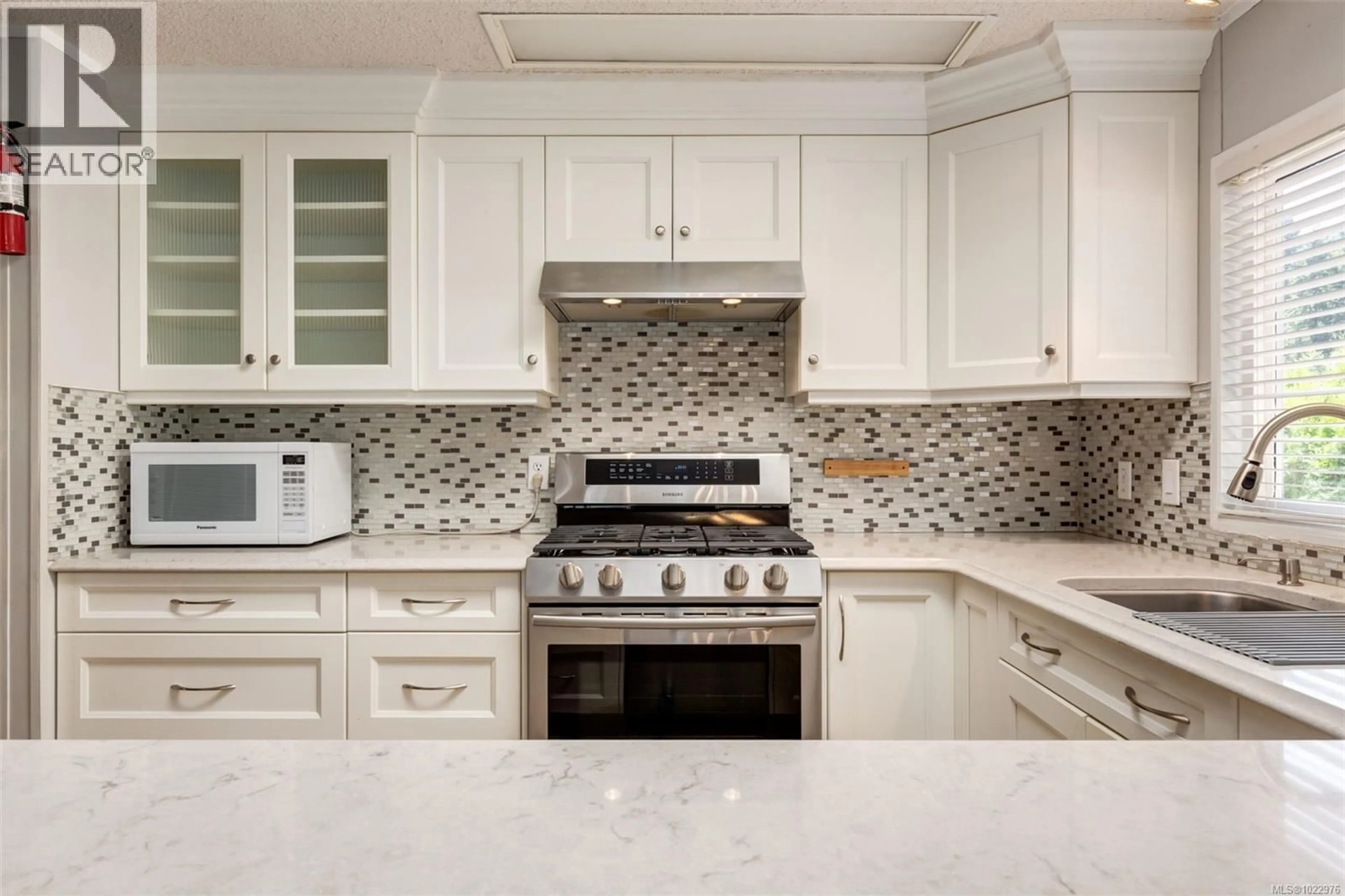 Contemporary kitchen, ceramic/tile floor for 1060 MURCHIE WAY, Nanaimo British Columbia V9R6K6