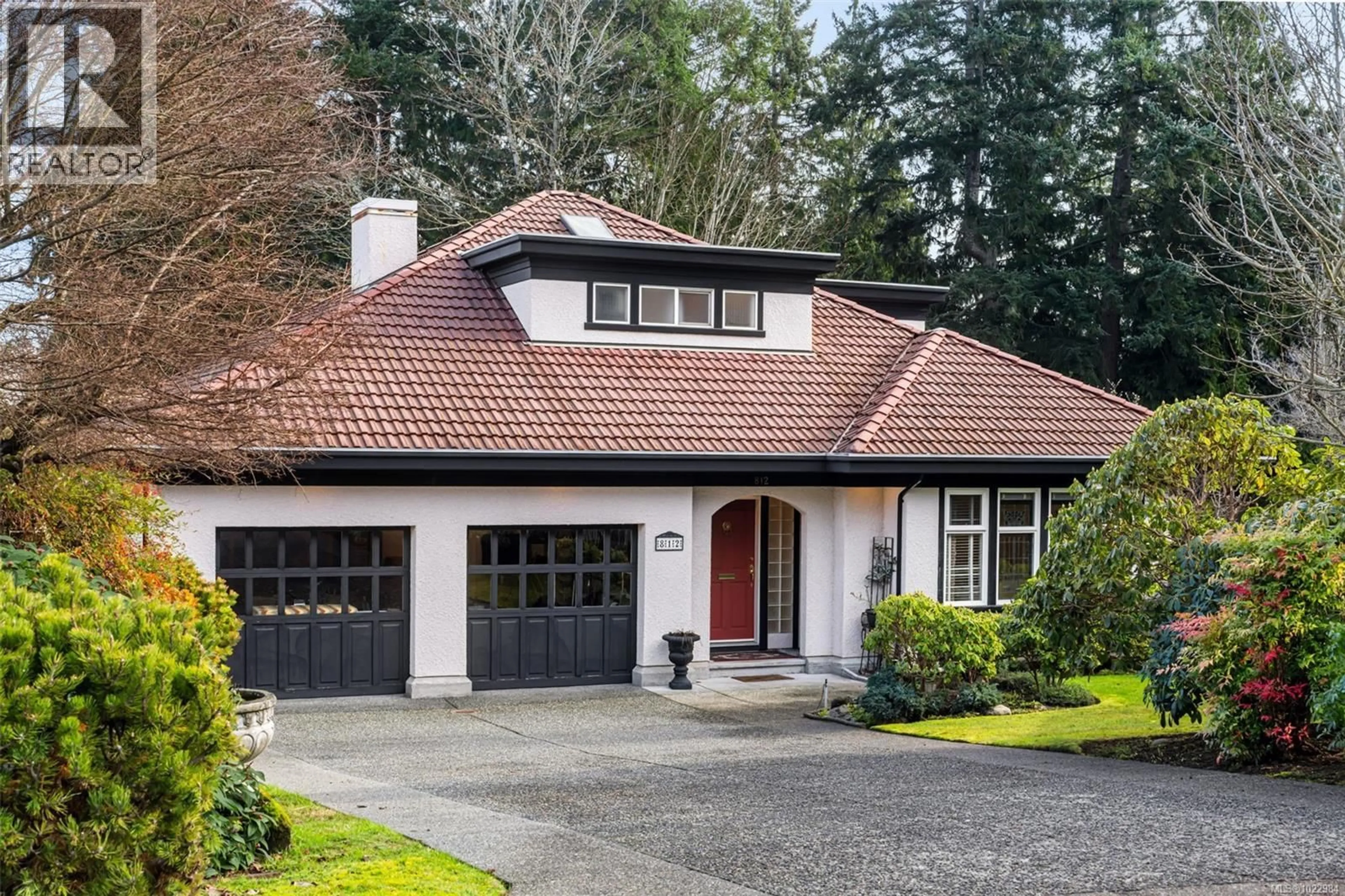 Home with vinyl exterior material, street for 812 DEL MONTE LANE, Saanich British Columbia V8Y3H2