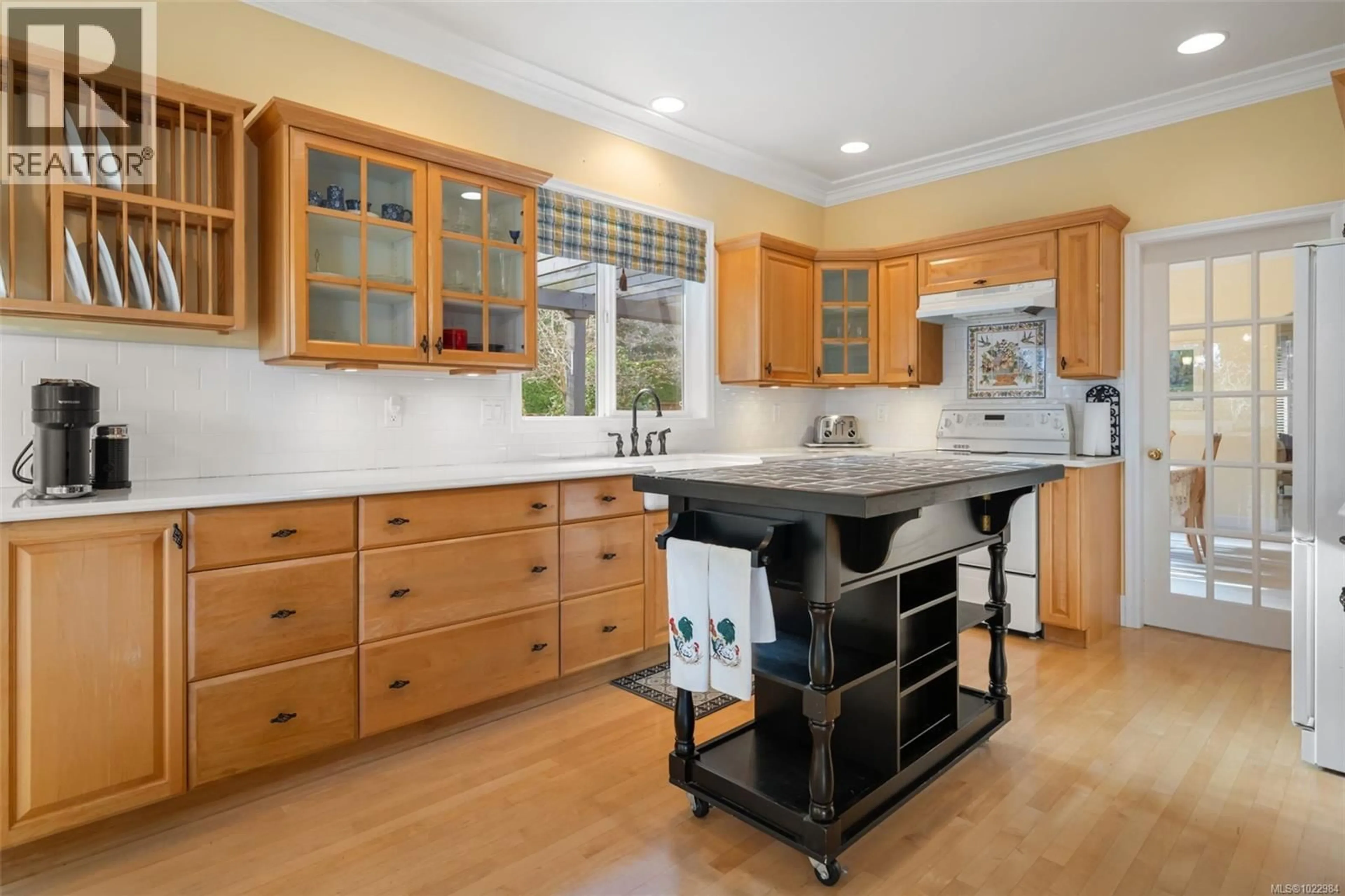 Open concept kitchen, unknown for 812 DEL MONTE LANE, Saanich British Columbia V8Y3H2