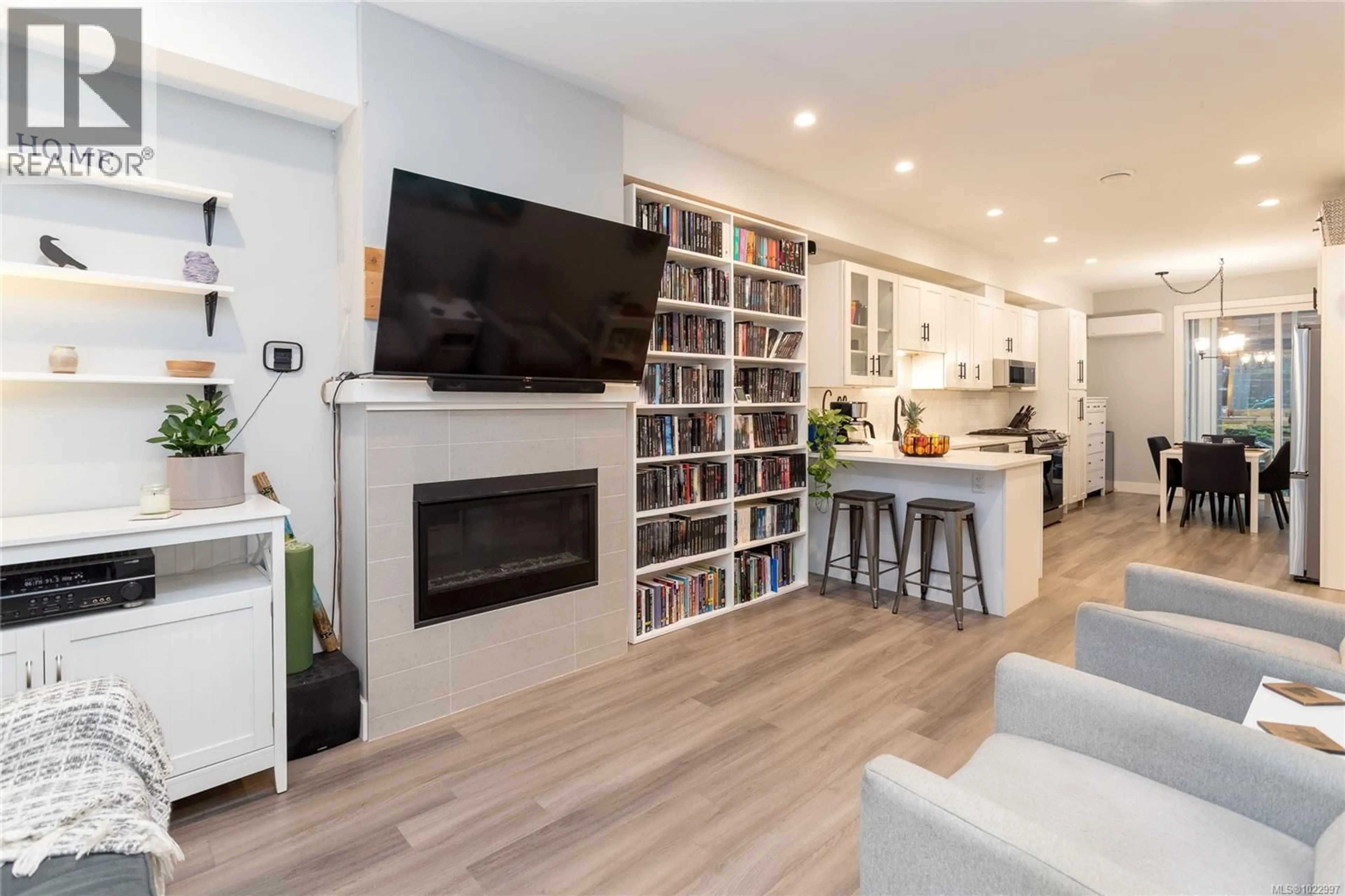 Living room with furniture, wood/laminate floor for 933 TURNSTONE RIDGE, Langford British Columbia V9C0J4