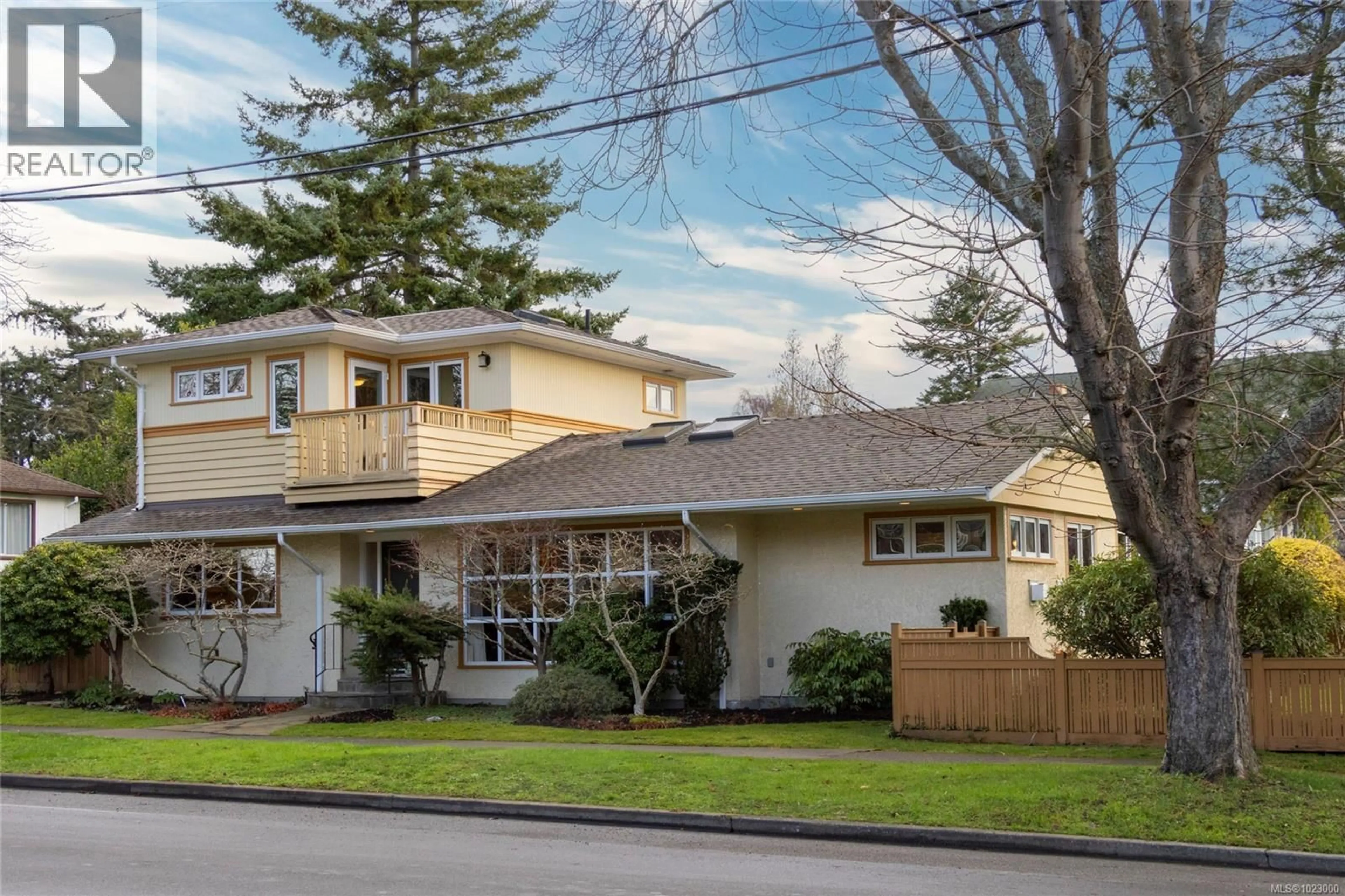 Home with vinyl exterior material, street for 295 ST. CHARLES STREET, Victoria British Columbia V8S3M9