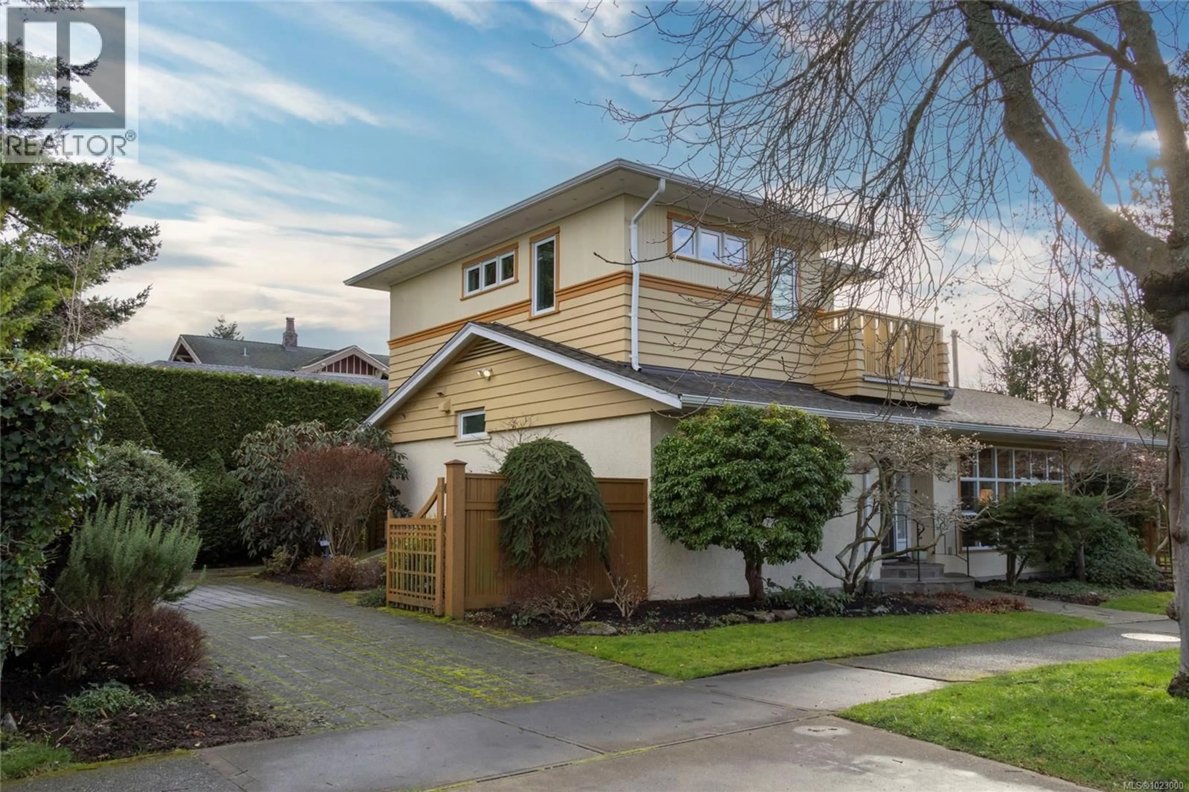 Home with vinyl exterior material, street for 295 ST. CHARLES STREET, Victoria British Columbia V8S3M9