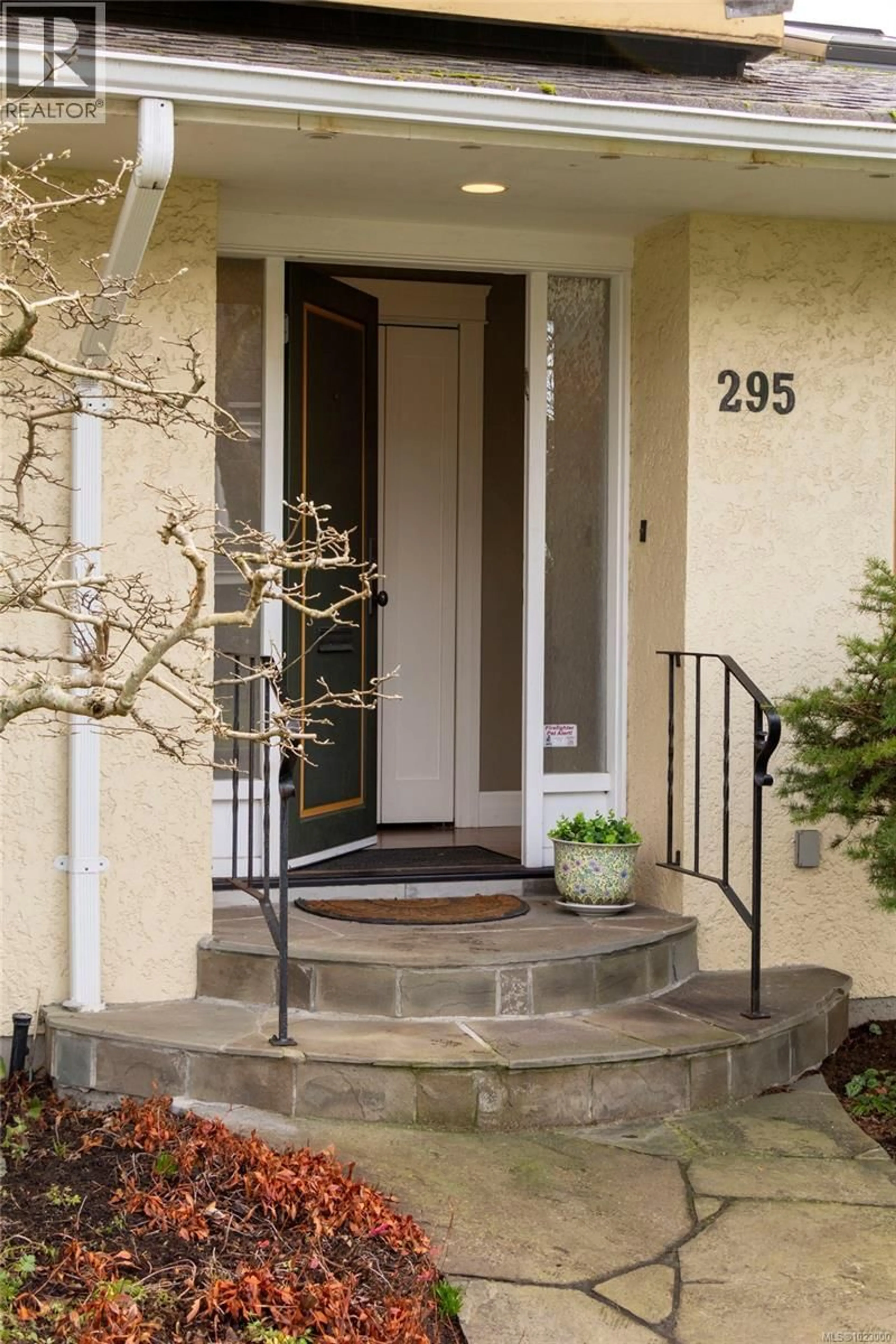 Indoor entryway for 295 ST. CHARLES STREET, Victoria British Columbia V8S3M9