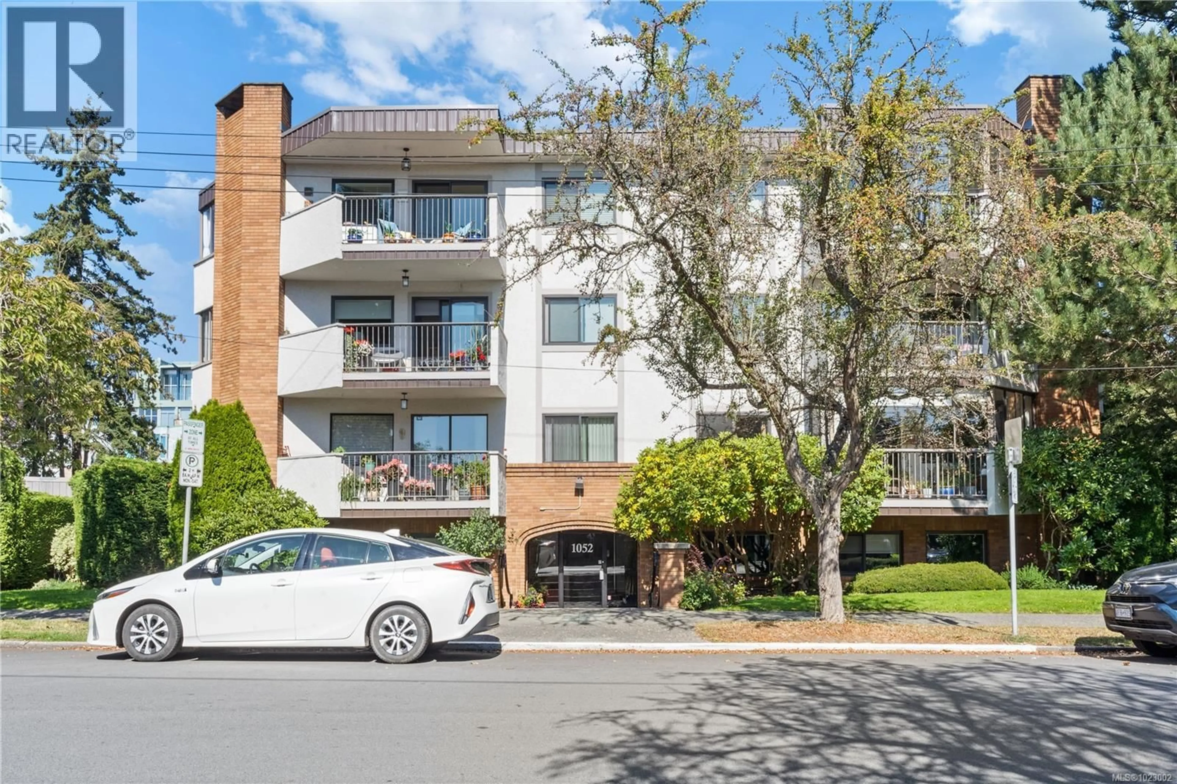 Unknown for 102 - 1052 ROCKLAND AVENUE, Victoria British Columbia V8V3H5