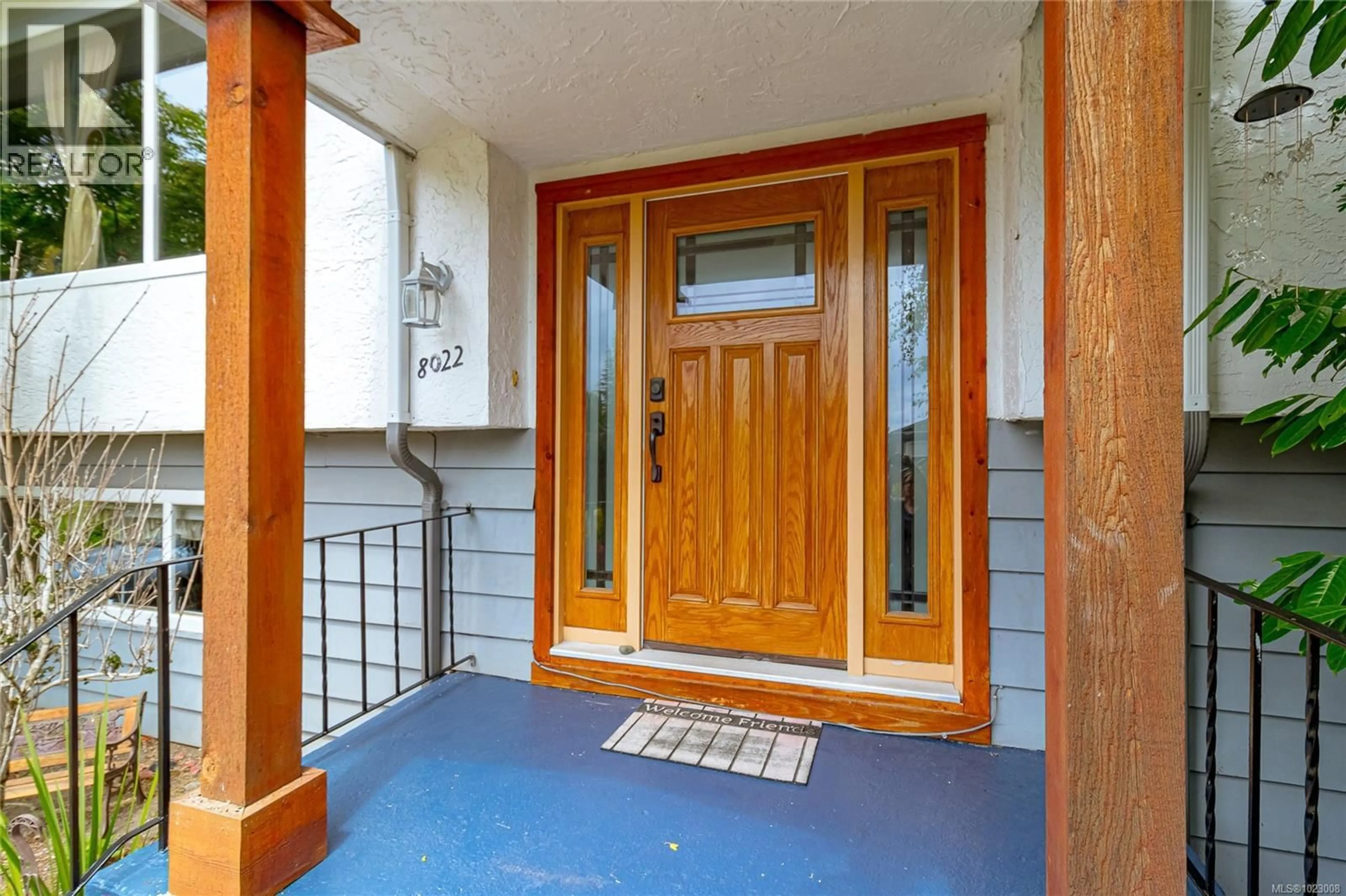 Indoor foyer for 8022 GALBRAITH CRESCENT, Central Saanich British Columbia V8M1K4