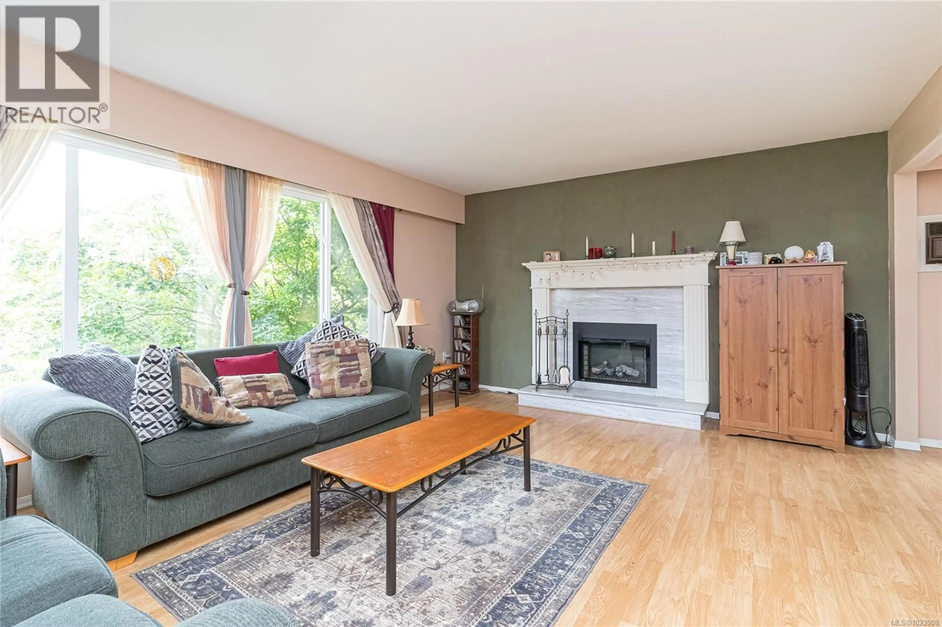 Living room with furniture, wood/laminate floor for 8022 GALBRAITH CRESCENT, Central Saanich British Columbia V8M1K4