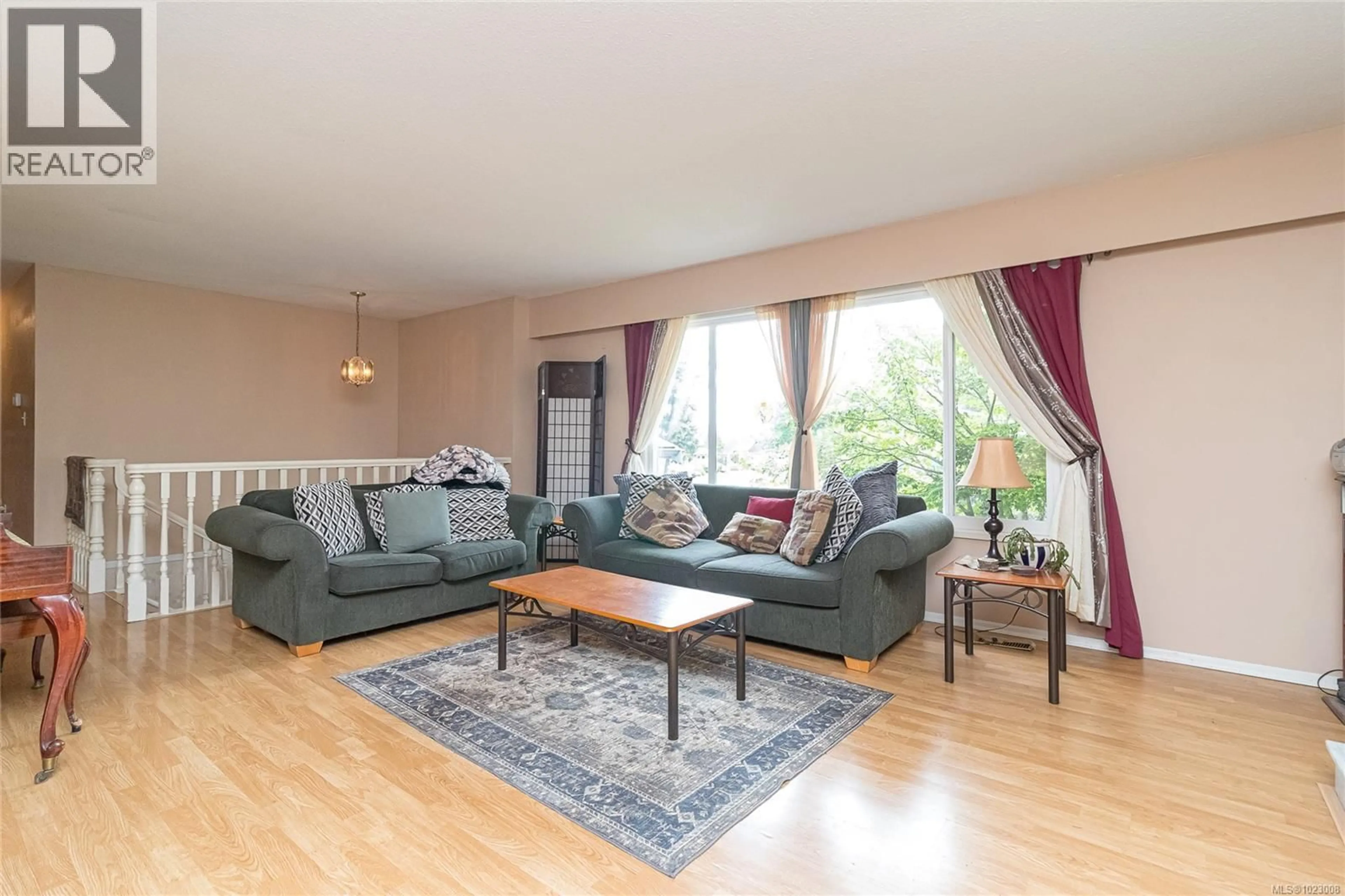 Living room with furniture, wood/laminate floor for 8022 GALBRAITH CRESCENT, Central Saanich British Columbia V8M1K4