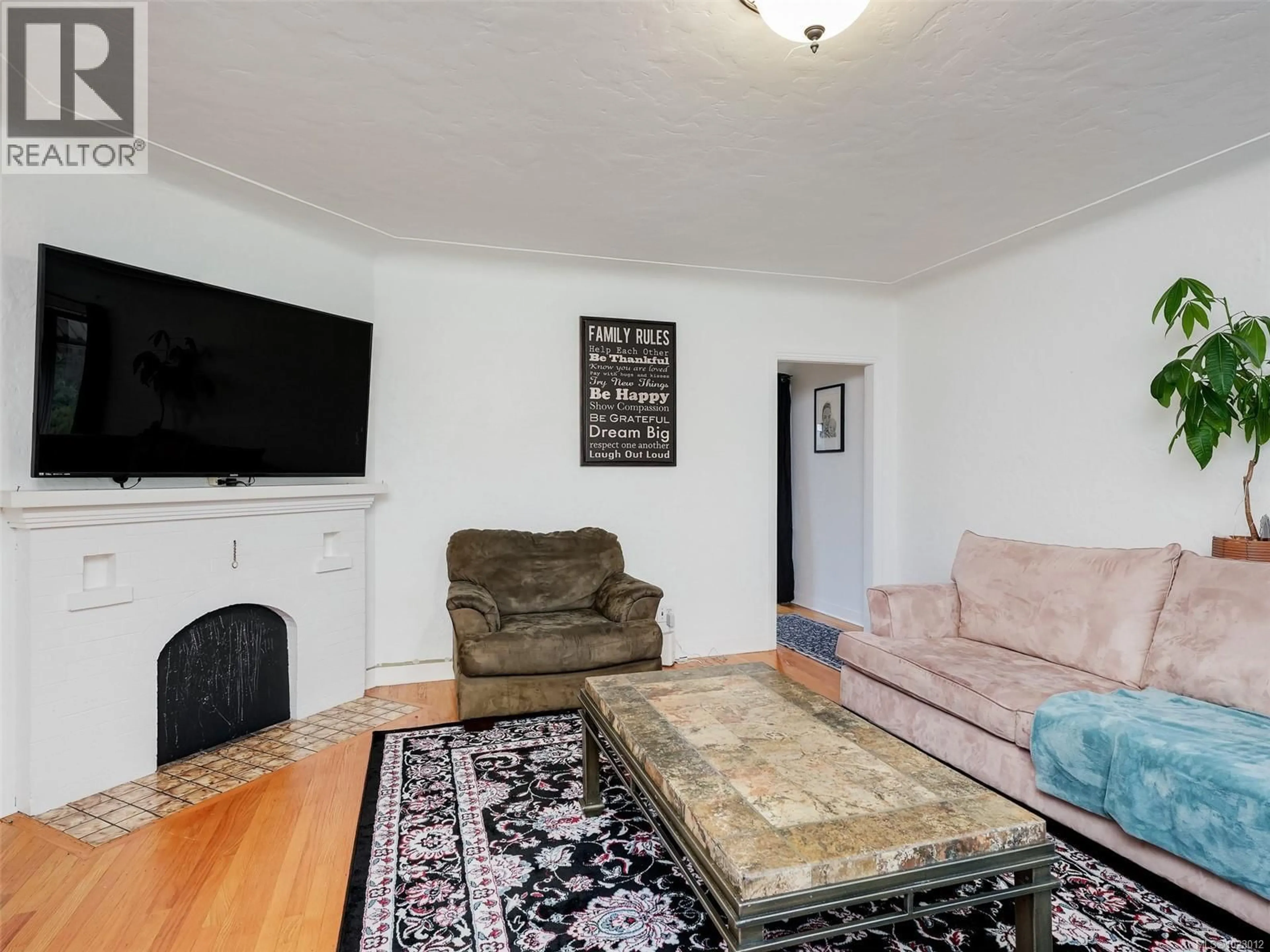 Living room with furniture, unknown for 2659 CADBORO BAY ROAD, Oak Bay British Columbia V8R5J6