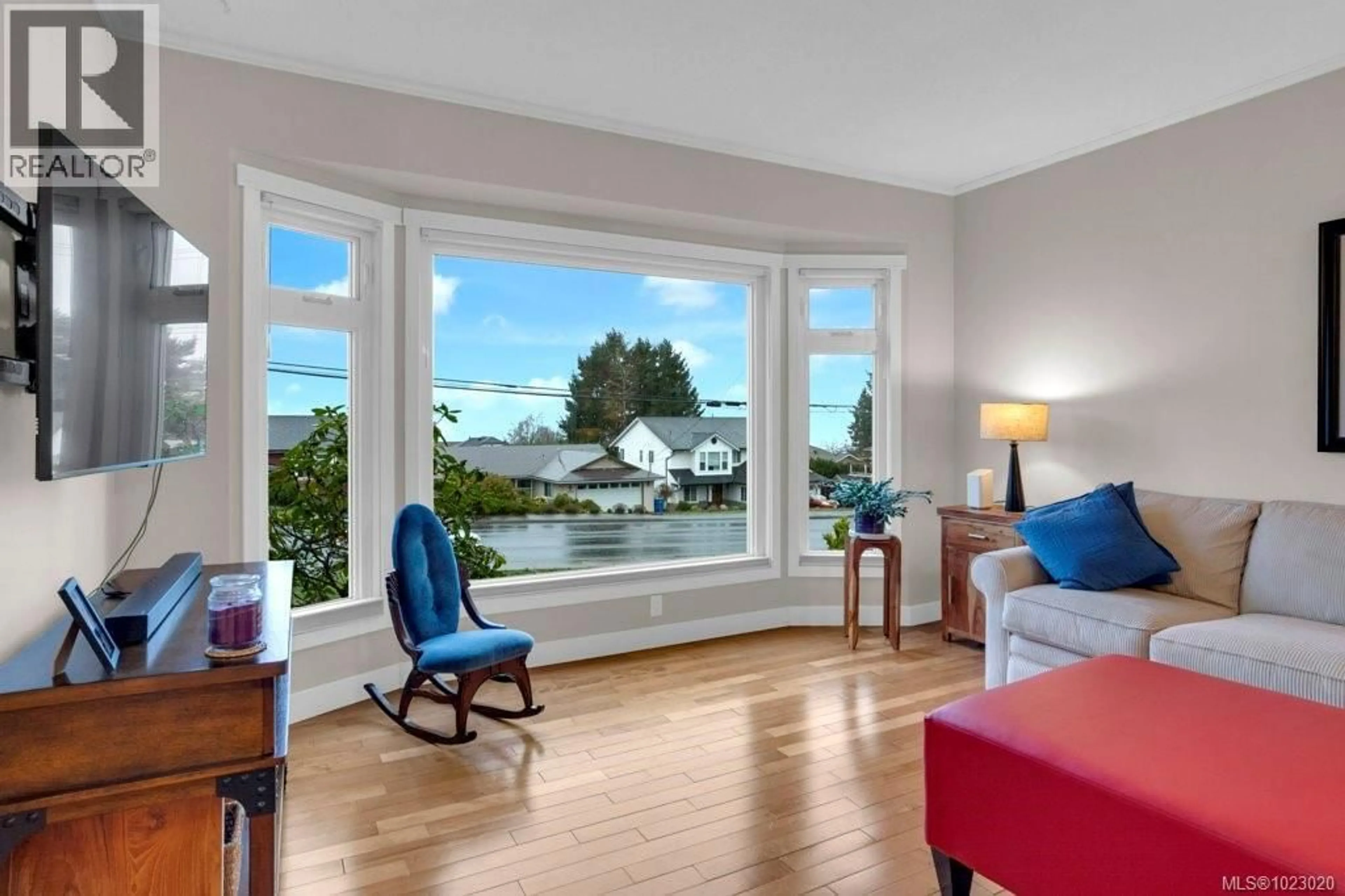 Living room with furniture, wood/laminate floor for 6069 WALDBANK ROAD, Nanaimo British Columbia V9V1C7