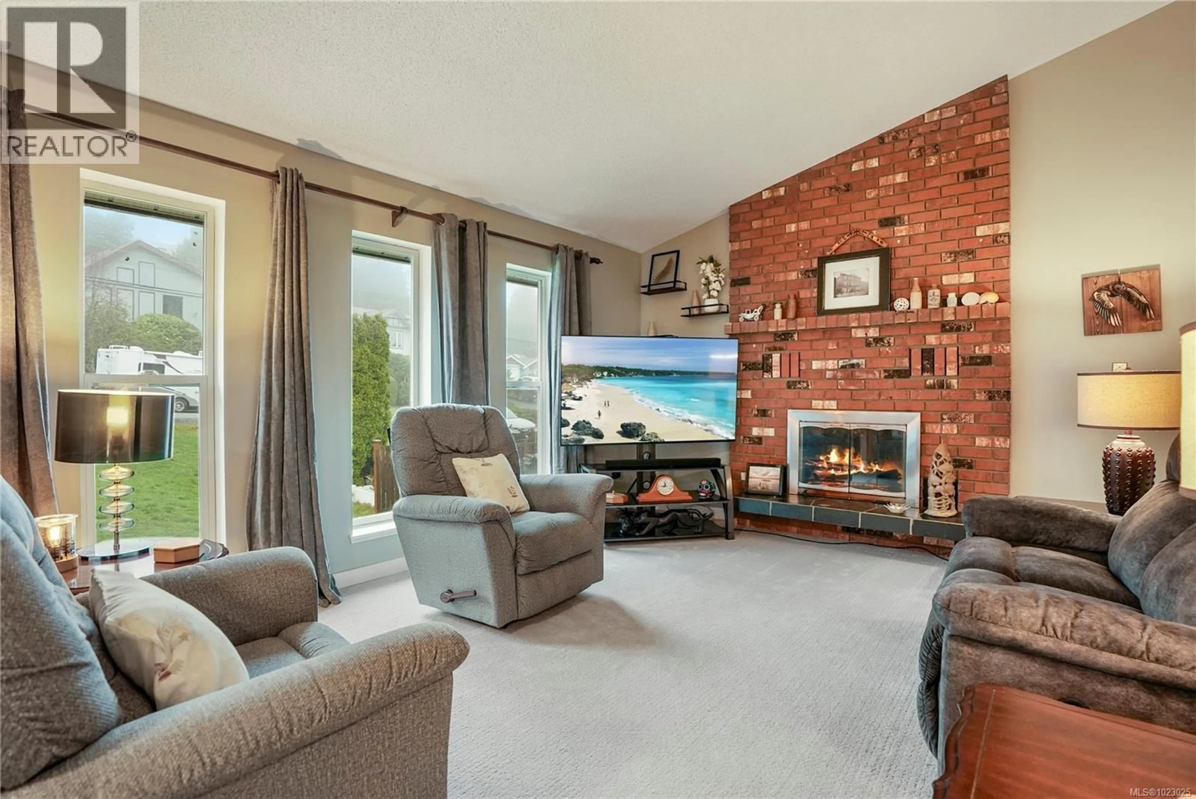 Living room with furniture, unknown for 586 STORNOWAY DRIVE, Colwood British Columbia V9C3J8