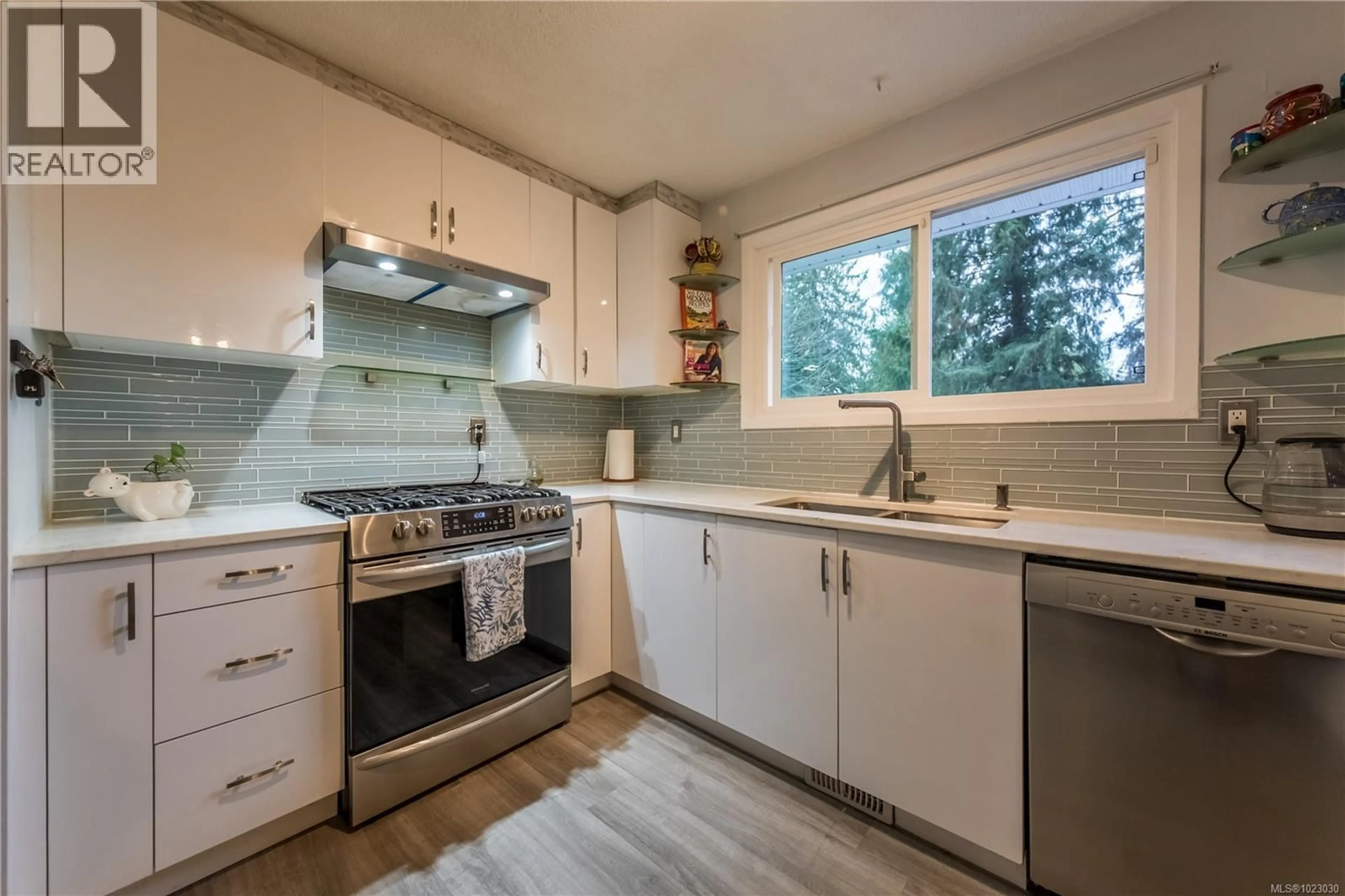 Standard kitchen, ceramic/tile floor for 5810 HAMMOND BAY ROAD, Nanaimo British Columbia V9T5N3