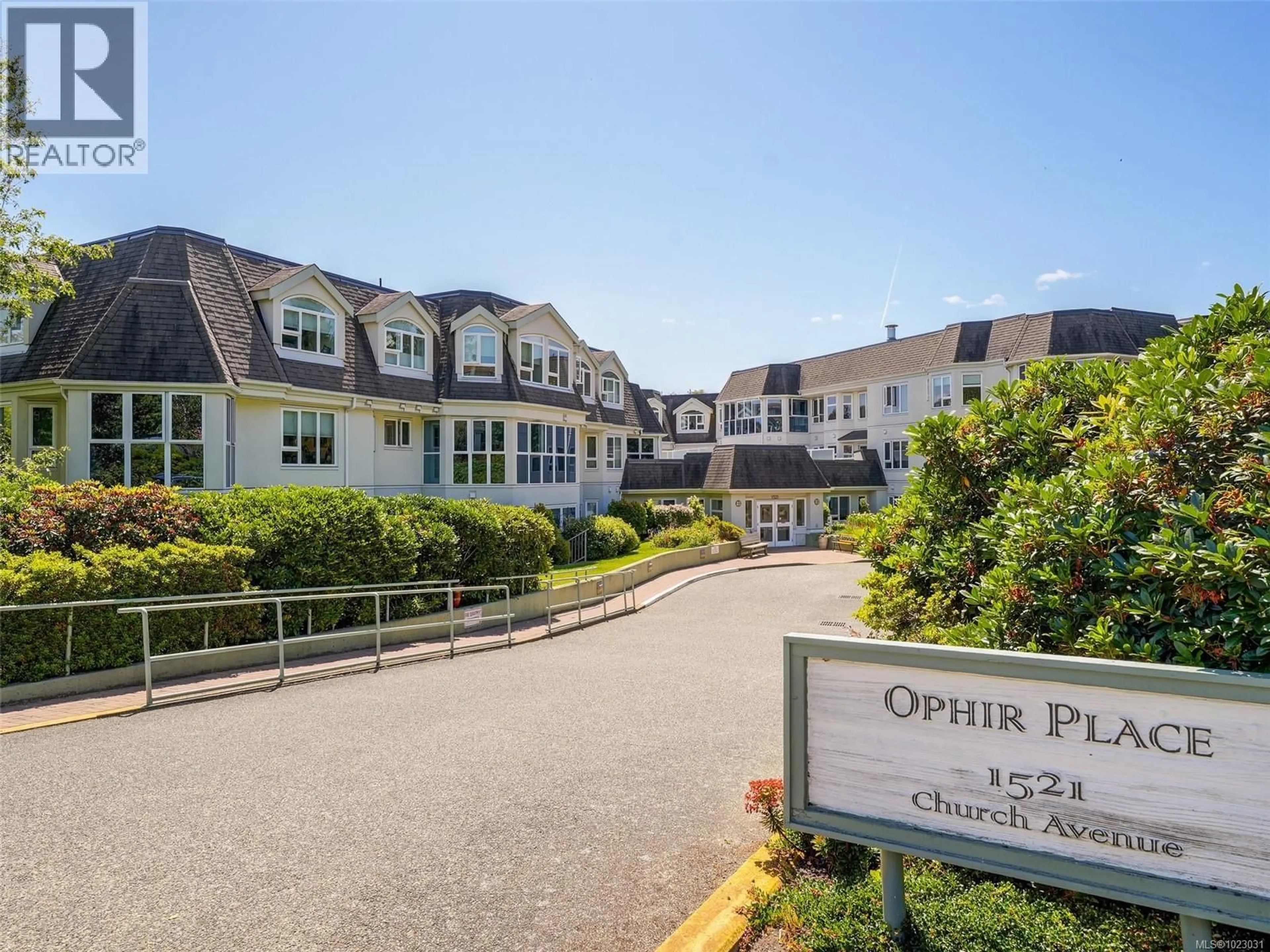 Patio, street for 206 - 1521 CHURCH AVENUE, Saanich British Columbia V8P5T2