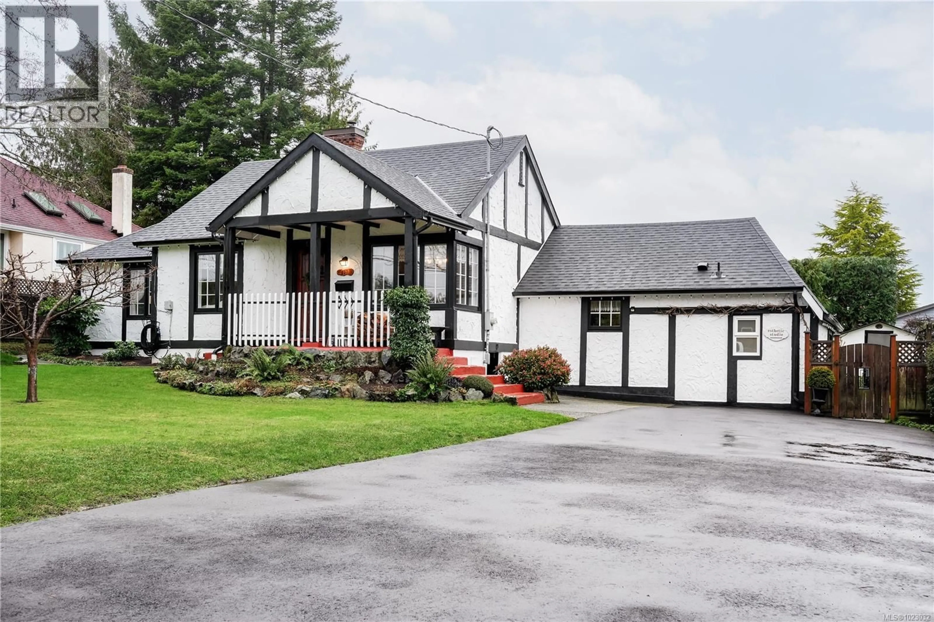 Home with vinyl exterior material, street for 841 MANN AVENUE, Saanich British Columbia V8Z3C5