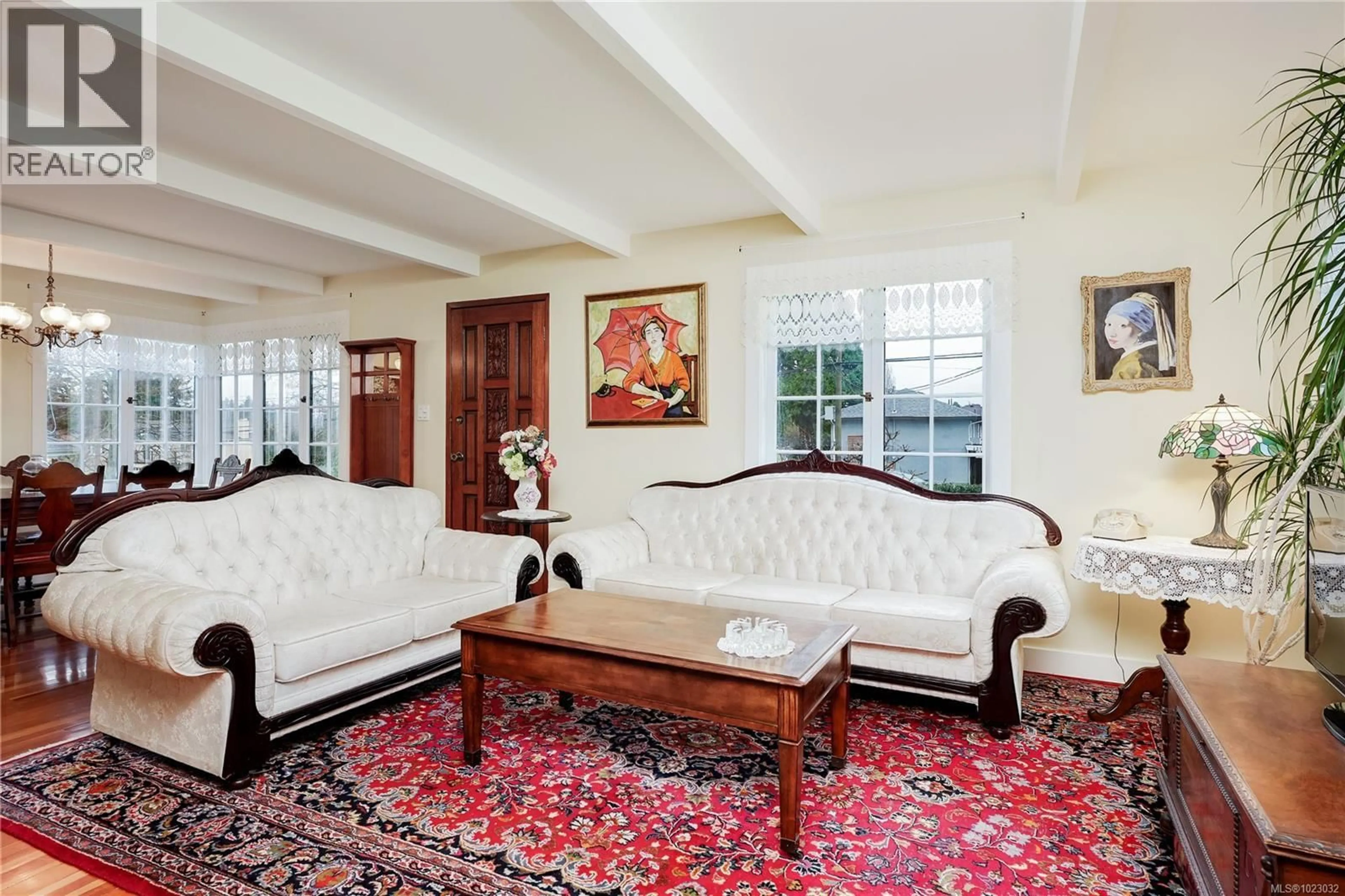 Living room with furniture, carpet floor for 841 MANN AVENUE, Saanich British Columbia V8Z3C5