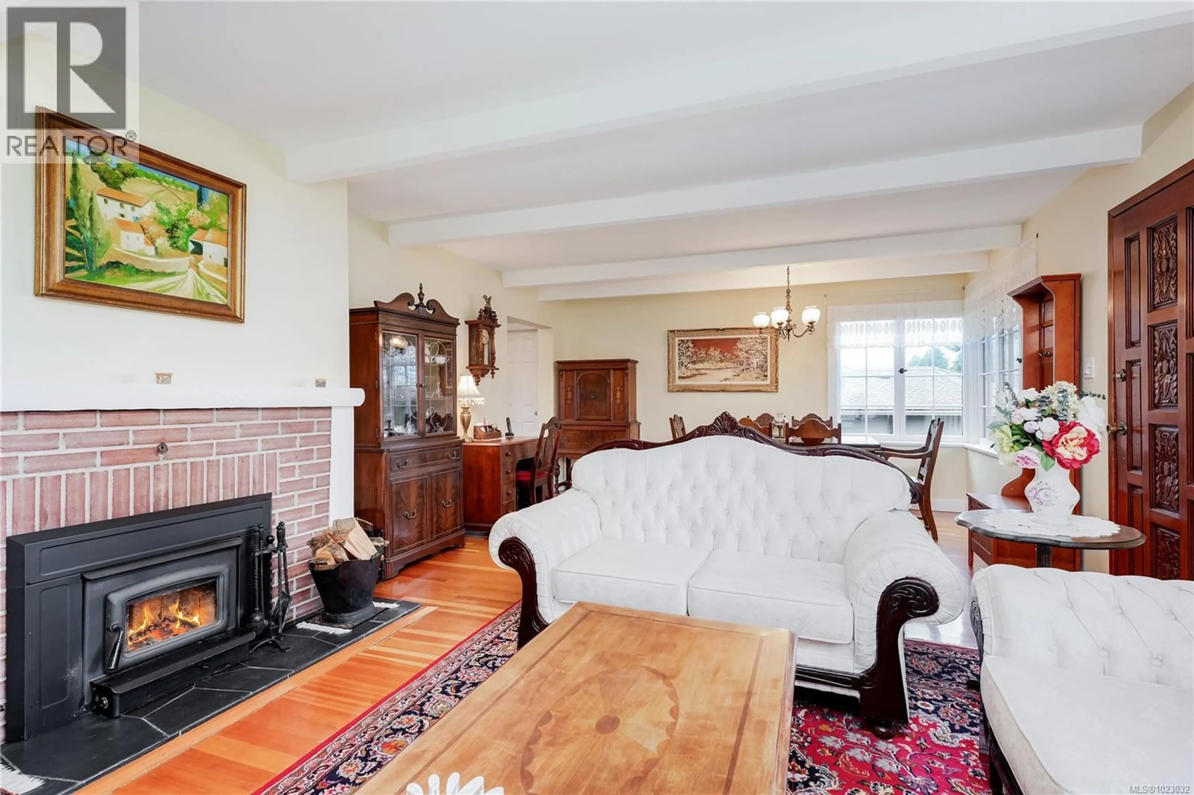 Living room with furniture, unknown for 841 MANN AVENUE, Saanich British Columbia V8Z3C5