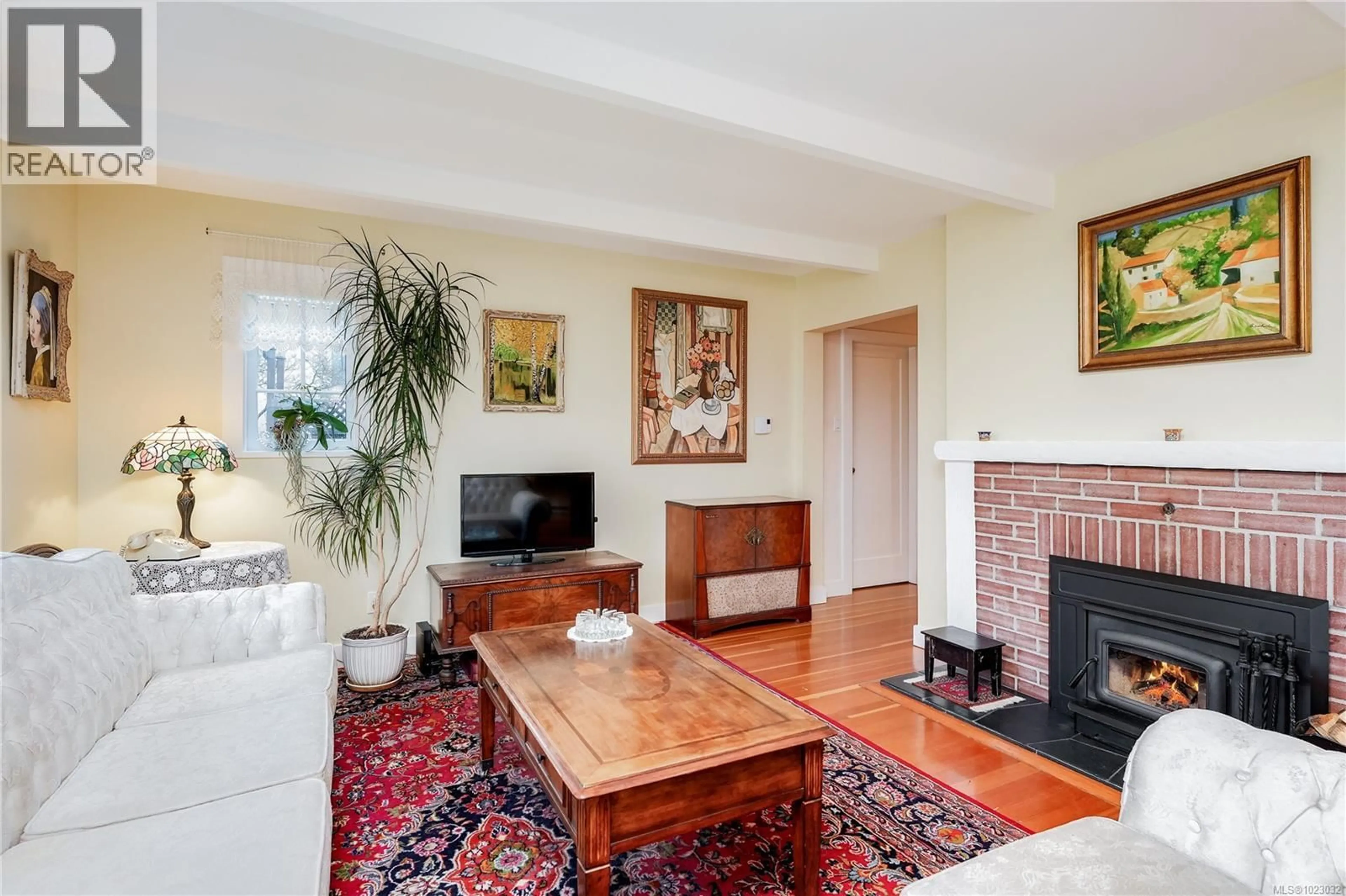 Living room with furniture, unknown for 841 MANN AVENUE, Saanich British Columbia V8Z3C5