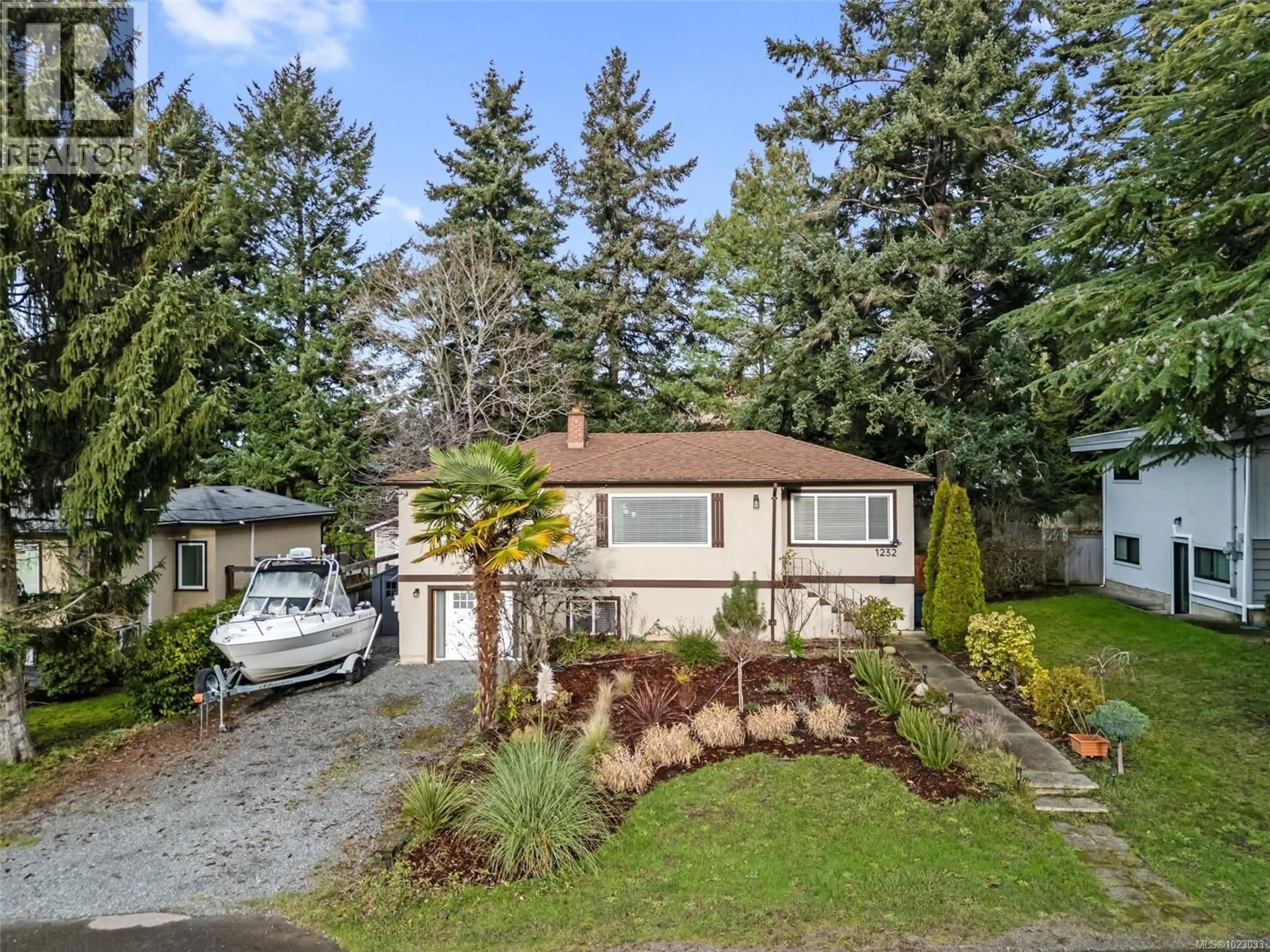 A pic from outside/outdoor area/front of a property/back of a property/a pic from drone, street for 1232 PEARCE CRESCENT, Saanich British Columbia V8X3S9