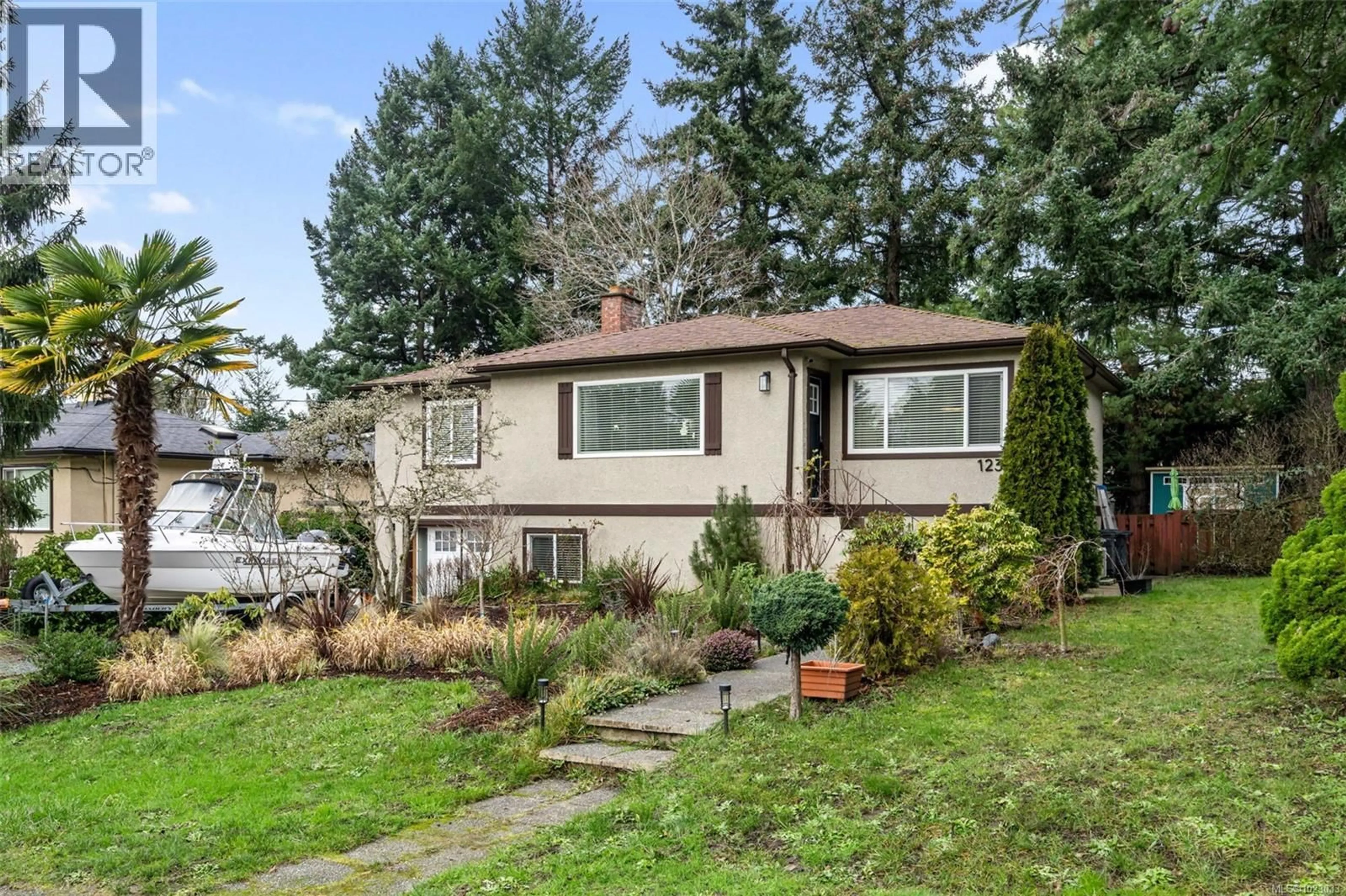 Home with vinyl exterior material, street for 1232 PEARCE CRESCENT, Saanich British Columbia V8X3S9