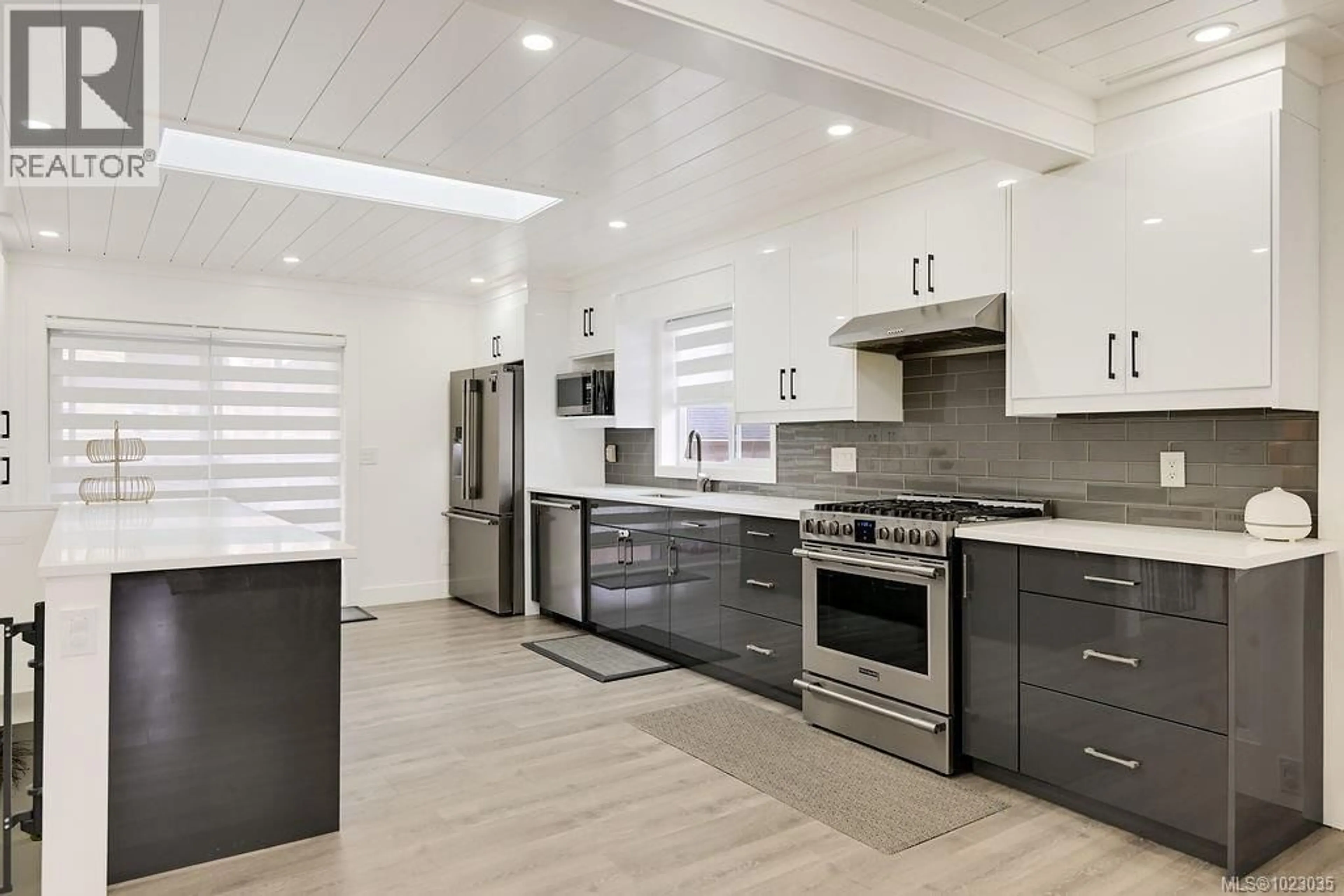 Open concept kitchen, ceramic/tile floor for 2710 VICTOR STREET, Victoria British Columbia V8R4E4