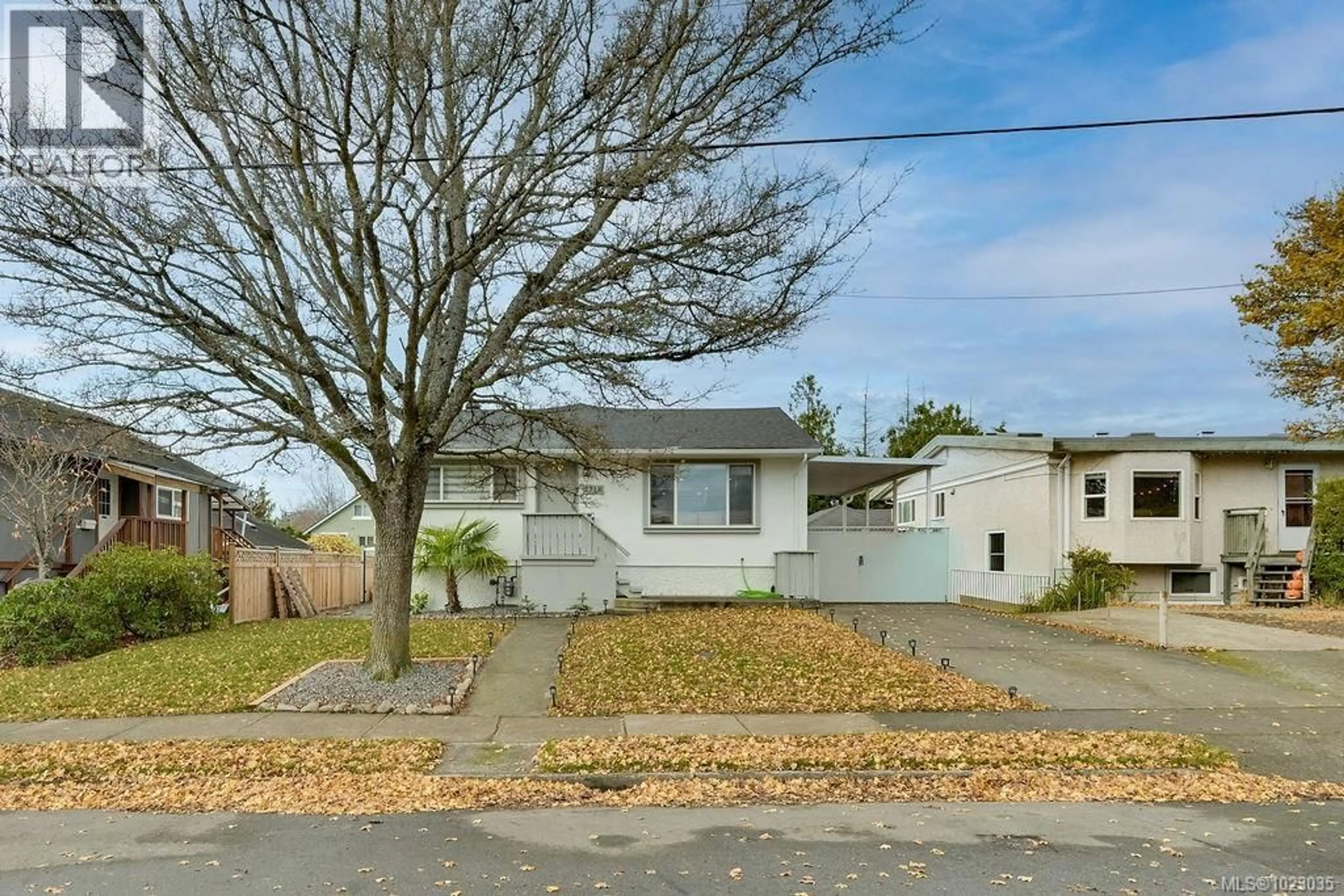 A pic from outside/outdoor area/front of a property/back of a property/a pic from drone, street for 2710 VICTOR STREET, Victoria British Columbia V8R4E4