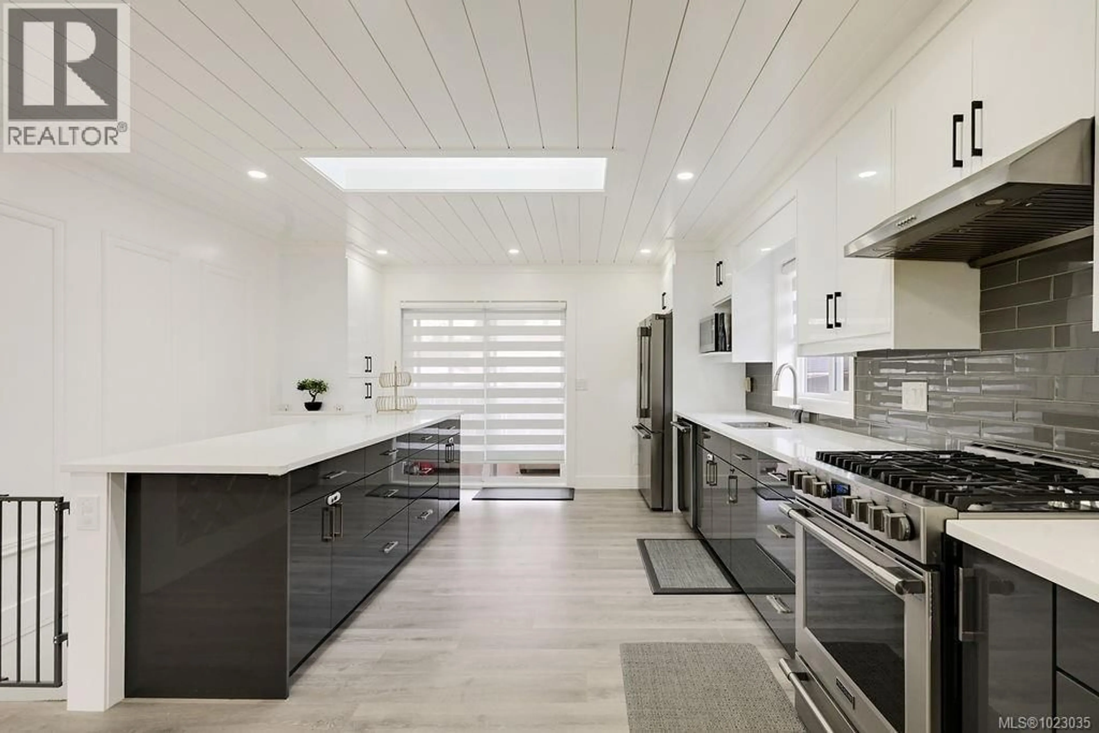 Contemporary kitchen, unknown for 2710 VICTOR STREET, Victoria British Columbia V8R4E4