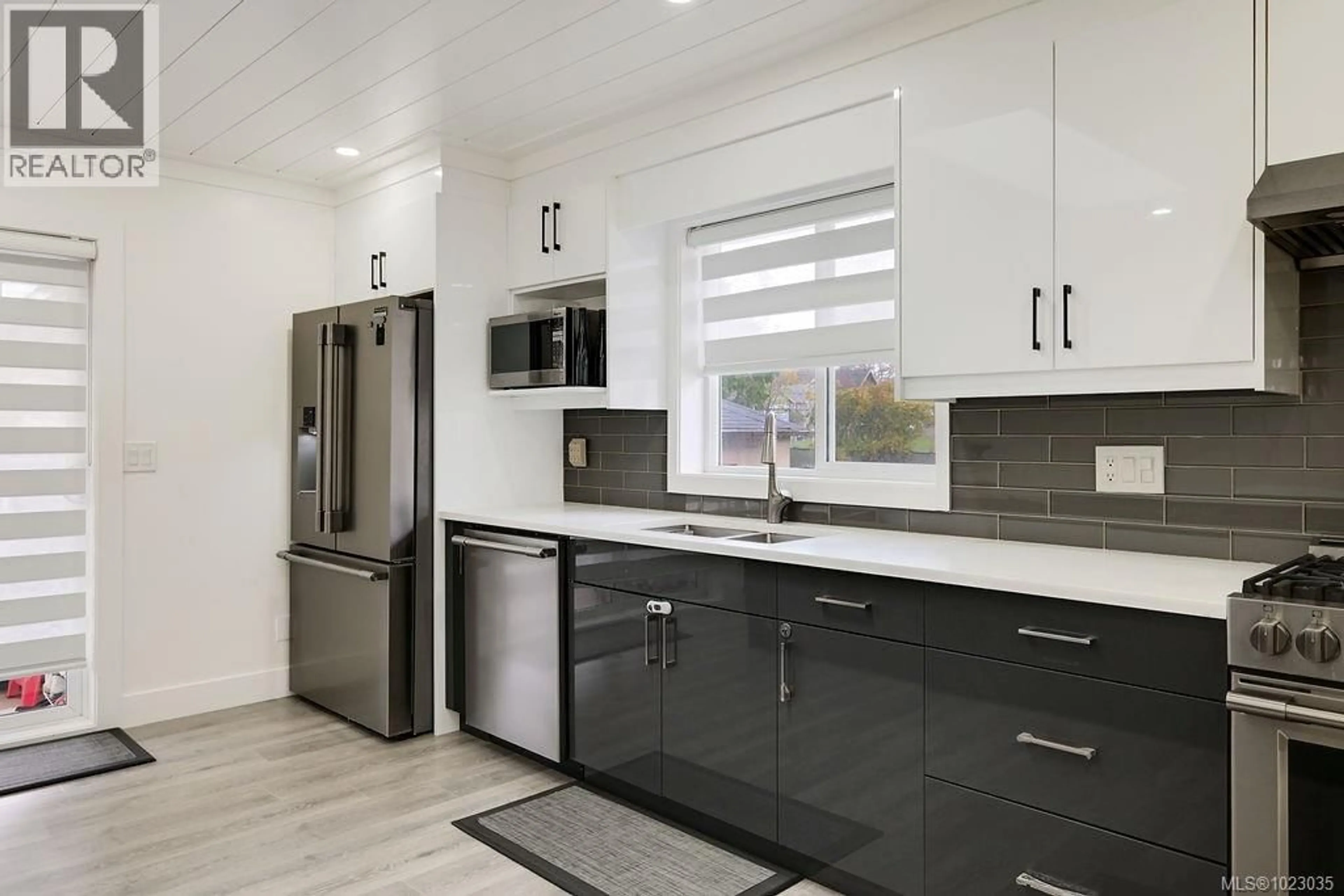 Open concept kitchen, ceramic/tile floor for 2710 VICTOR STREET, Victoria British Columbia V8R4E4