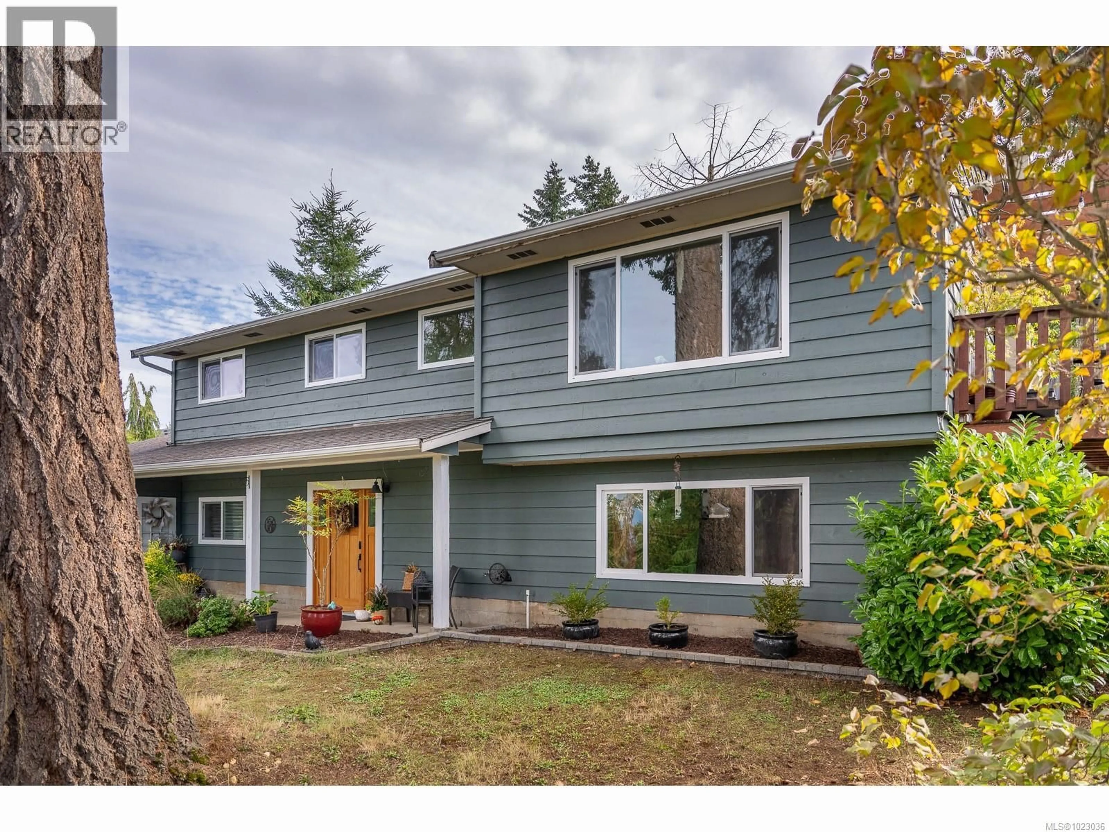 Home with vinyl exterior material, street for 7485 FERNMAR ROAD, Lantzville British Columbia V0R2H0