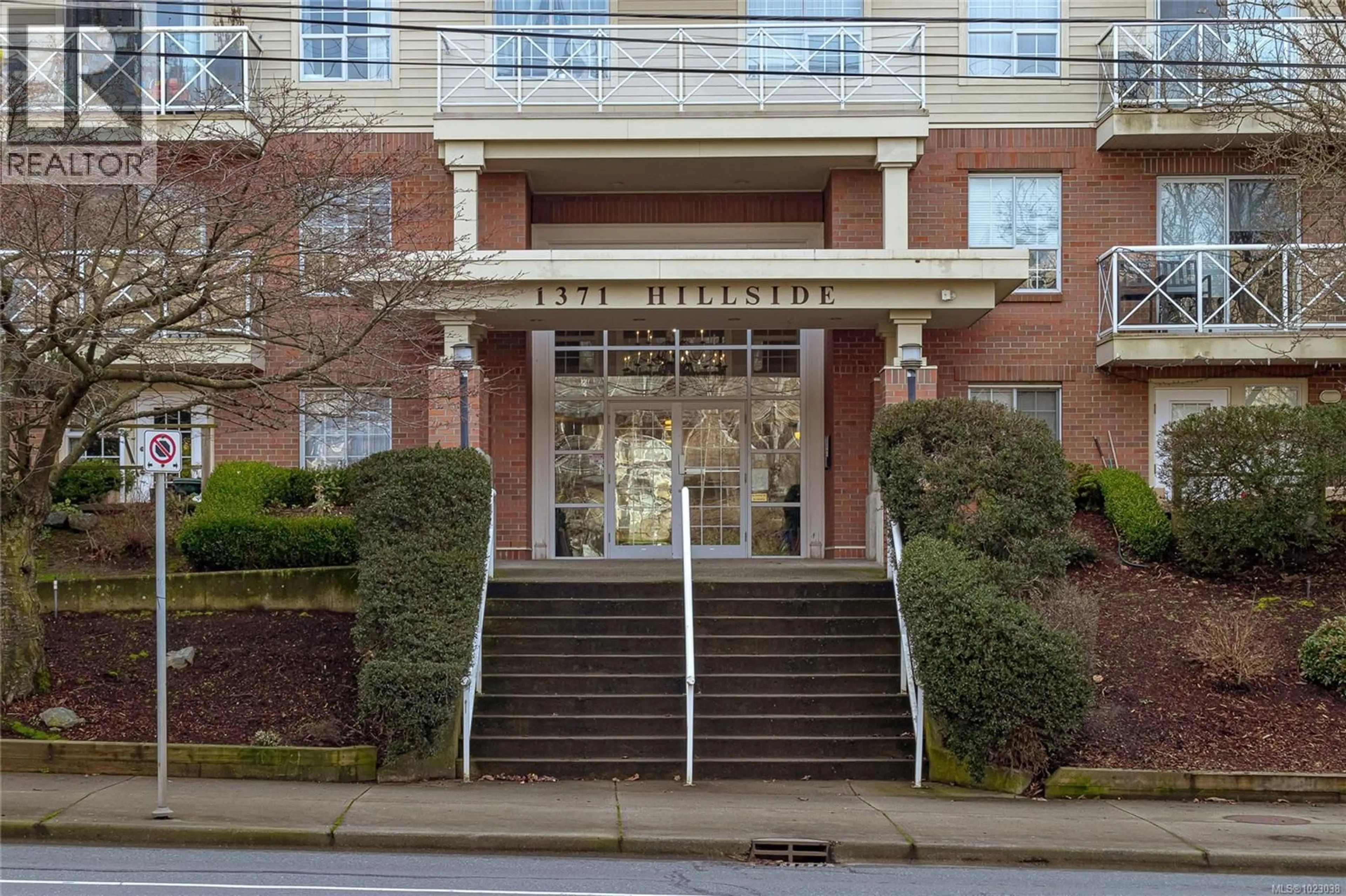 Indoor foyer for PH 10 - 1371 HILLSIDE AVENUE, Victoria British Columbia V8T2B3