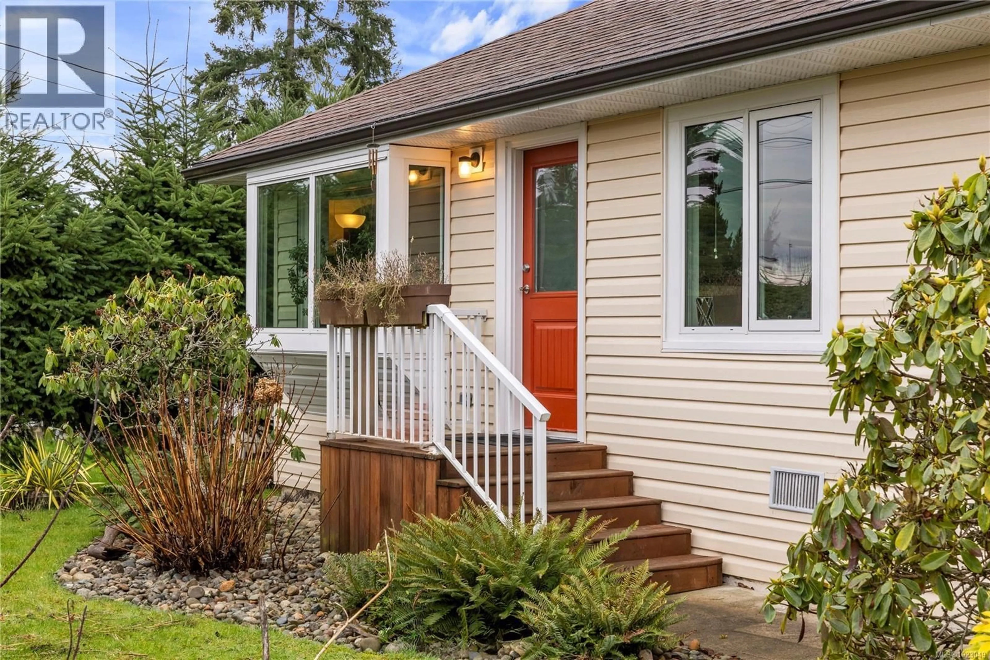 Home with vinyl exterior material, street for 130 MARKS AVENUE, Parksville British Columbia V9P1L8