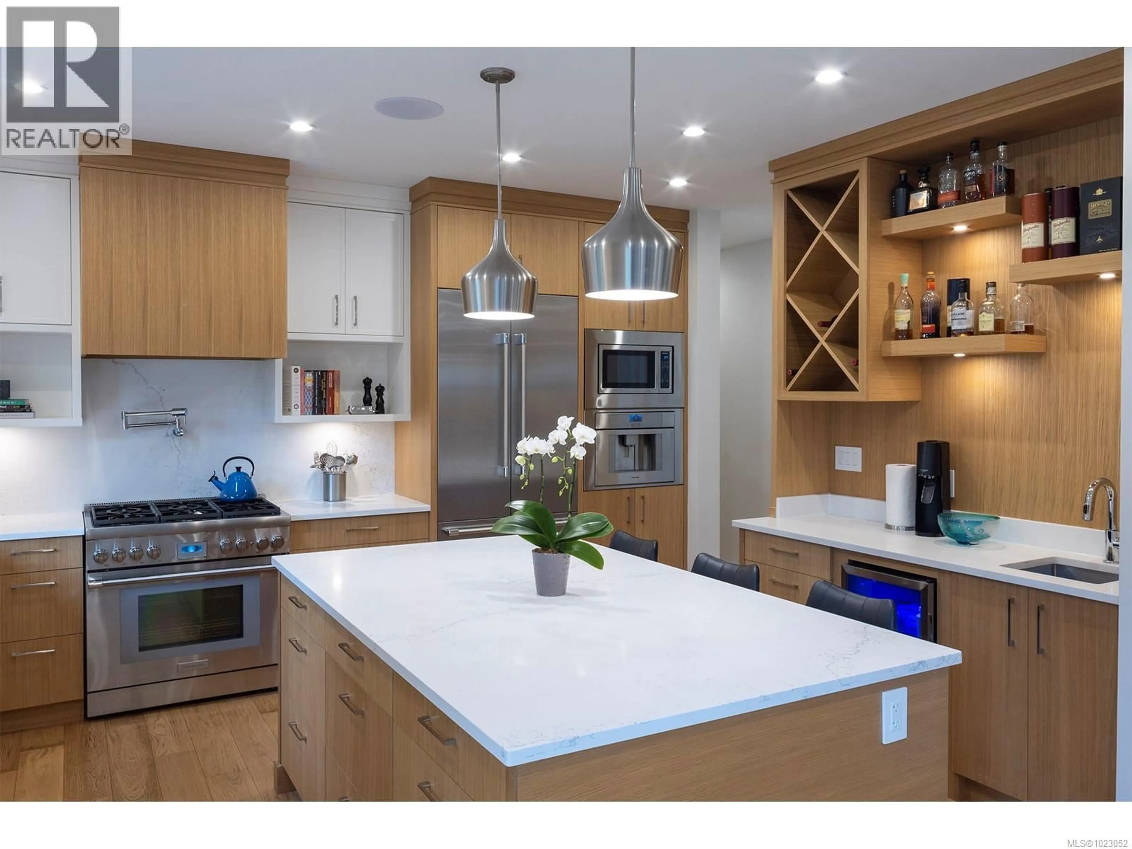 Contemporary kitchen, unknown for 2580 SHERWOOD LANE, Saanich British Columbia V8N1W2