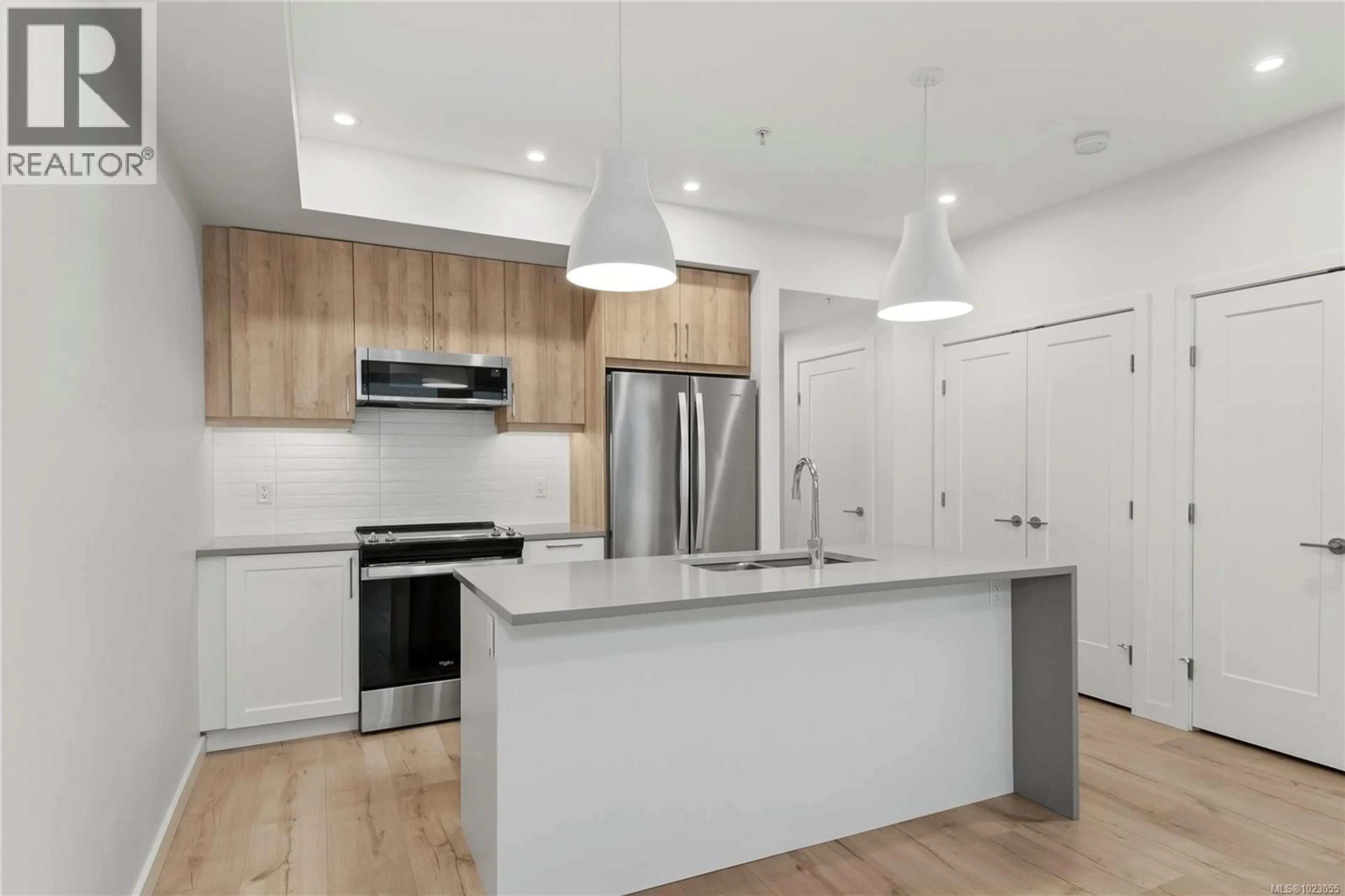 Open concept kitchen, wood/laminate floor for 505 - 536 ISLAND HIGHWAY SOUTH, Campbell River British Columbia V9W1A5