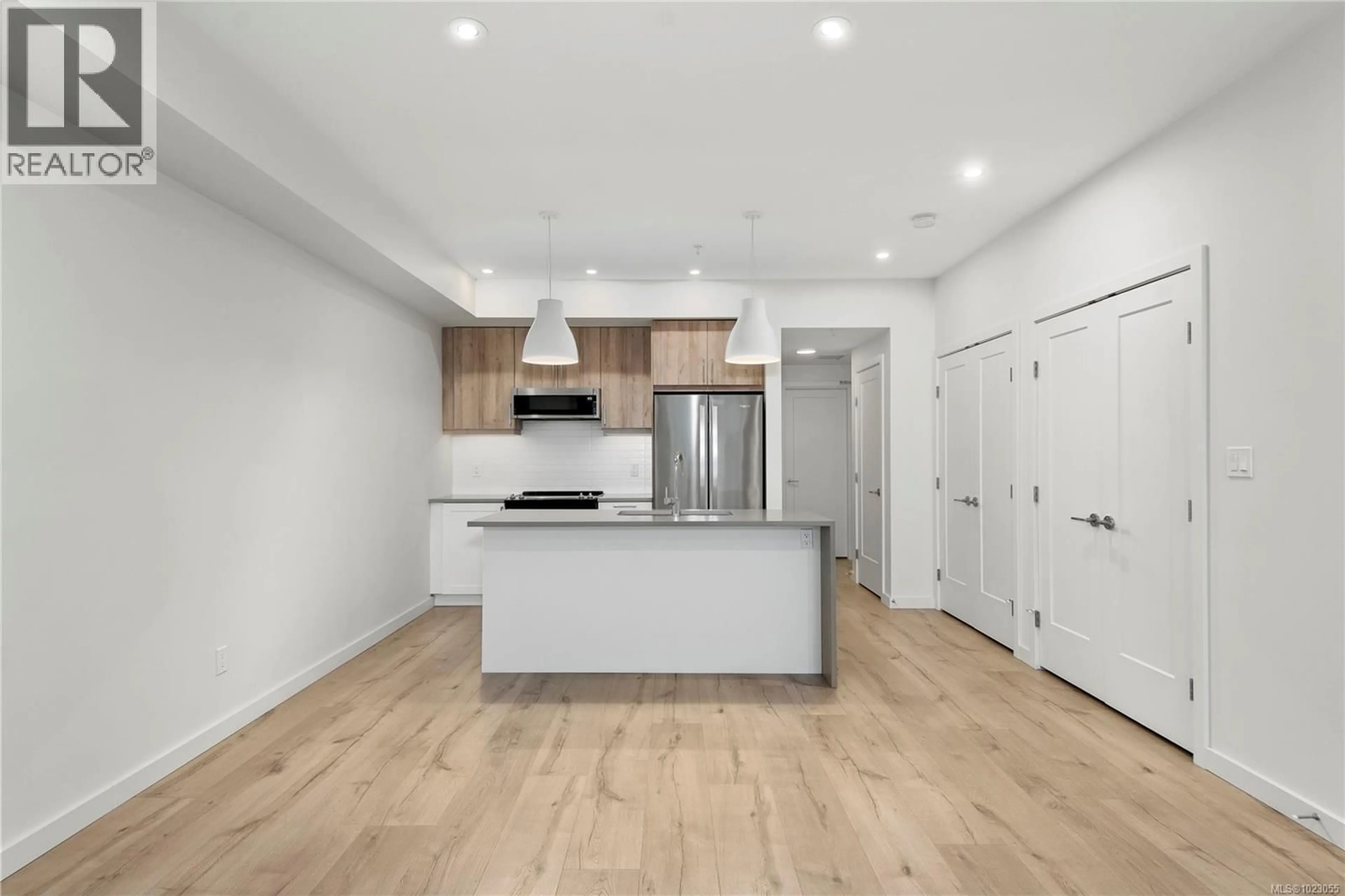 Open concept kitchen, wood/laminate floor for 505 - 536 ISLAND HIGHWAY SOUTH, Campbell River British Columbia V9W1A5