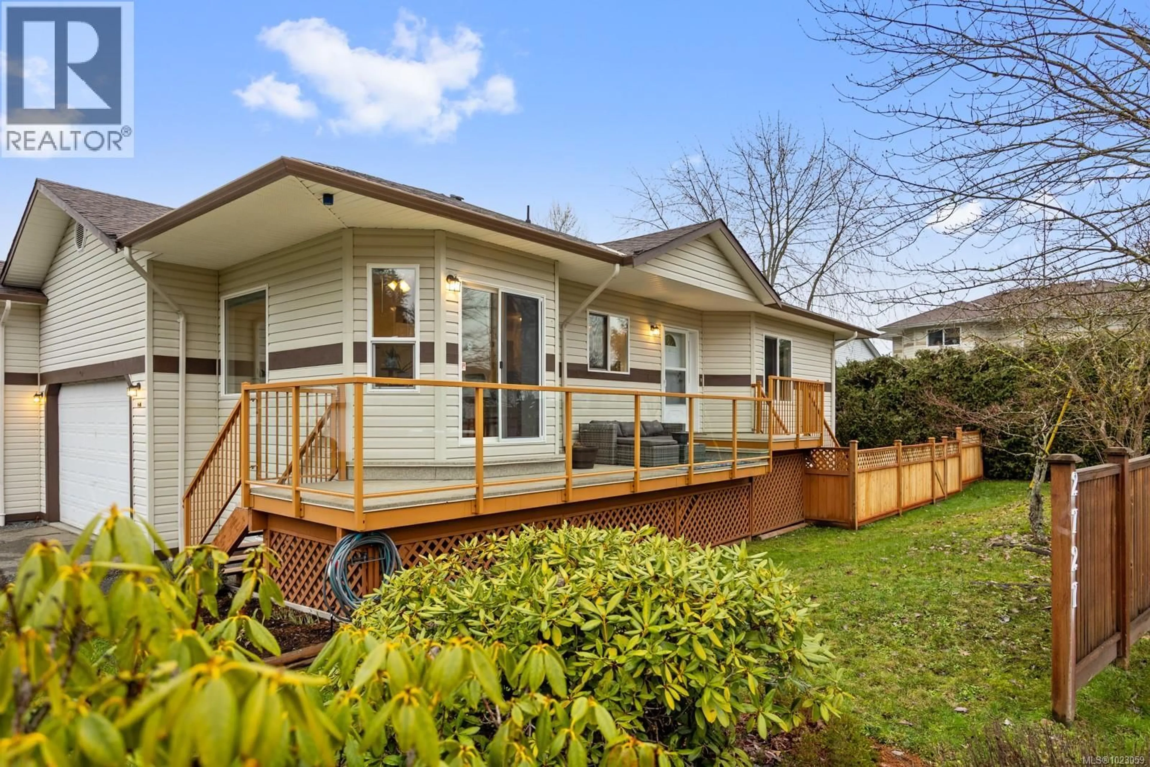 Home with vinyl exterior material, unknown for 101 - 2727 1ST STREET, Courtenay British Columbia V9N9C8