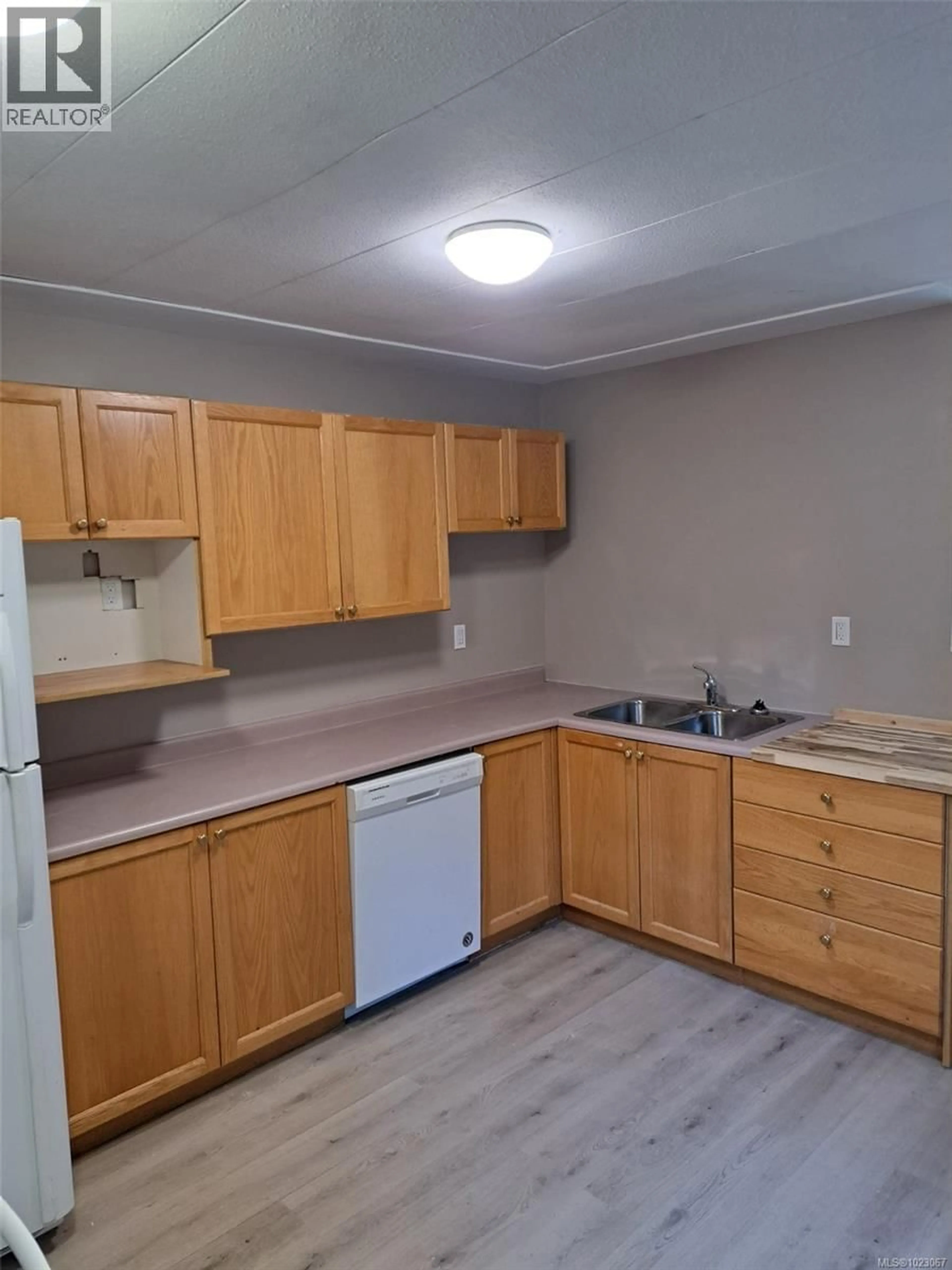 Standard kitchen, unknown for 93 LYNNWOOD ROAD, Campbell River British Columbia V9H1G9