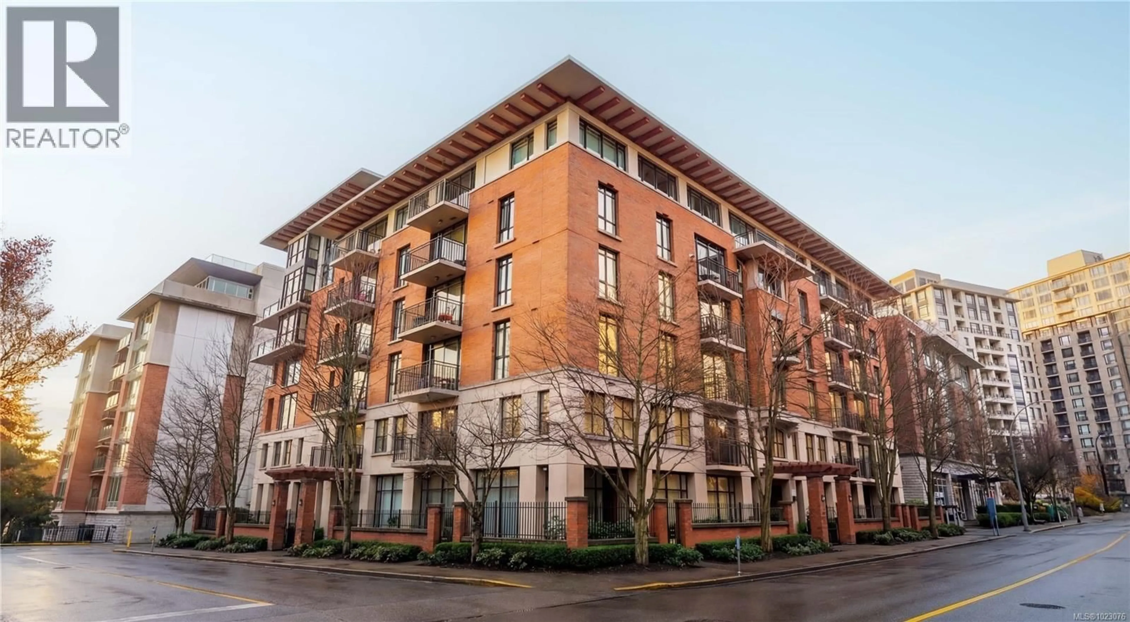 Unknown for 301 - 827 FAIRFIELD ROAD, Victoria British Columbia V8V5B2