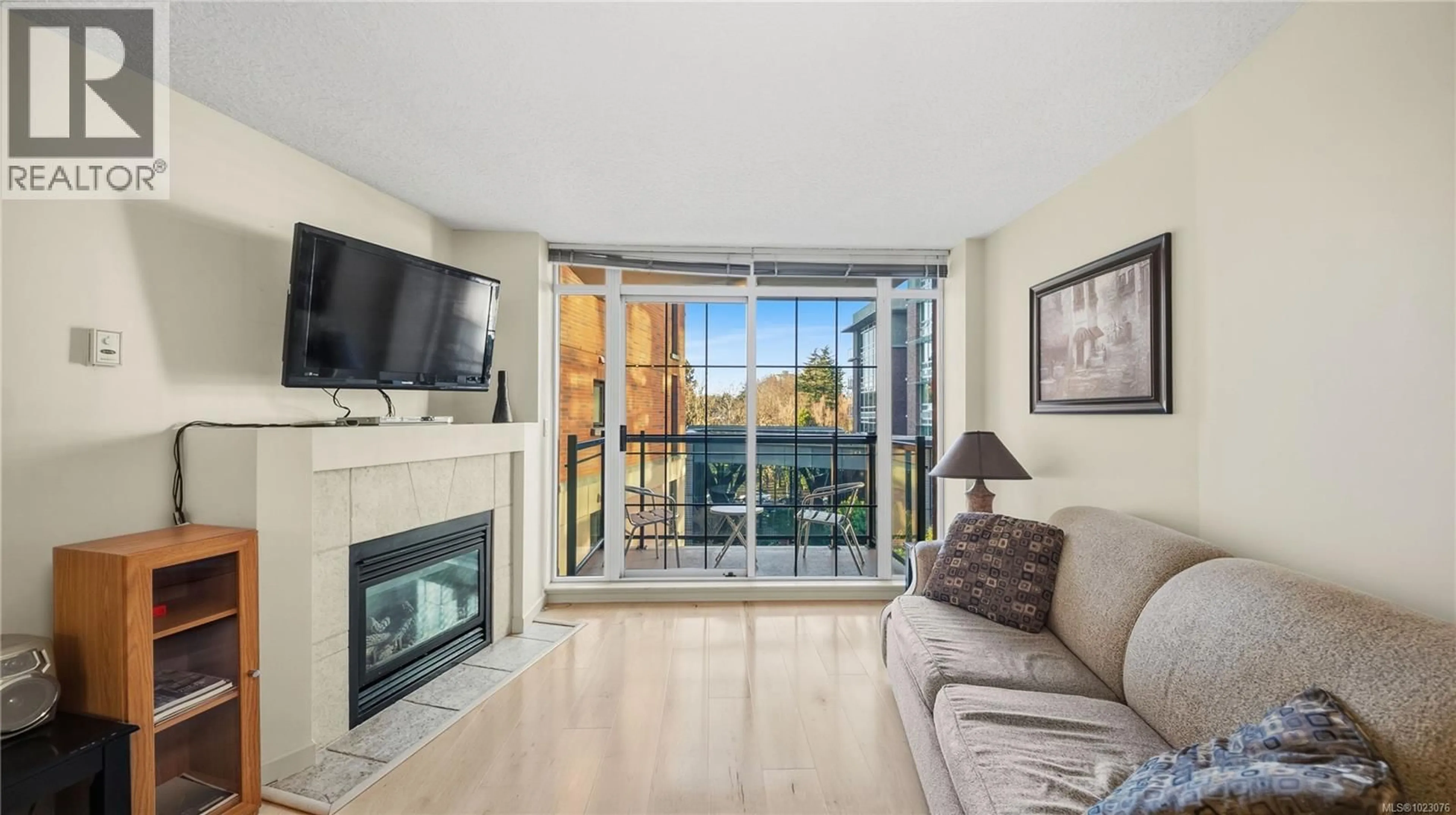 Living room with furniture, unknown for 301 - 827 FAIRFIELD ROAD, Victoria British Columbia V8V5B2