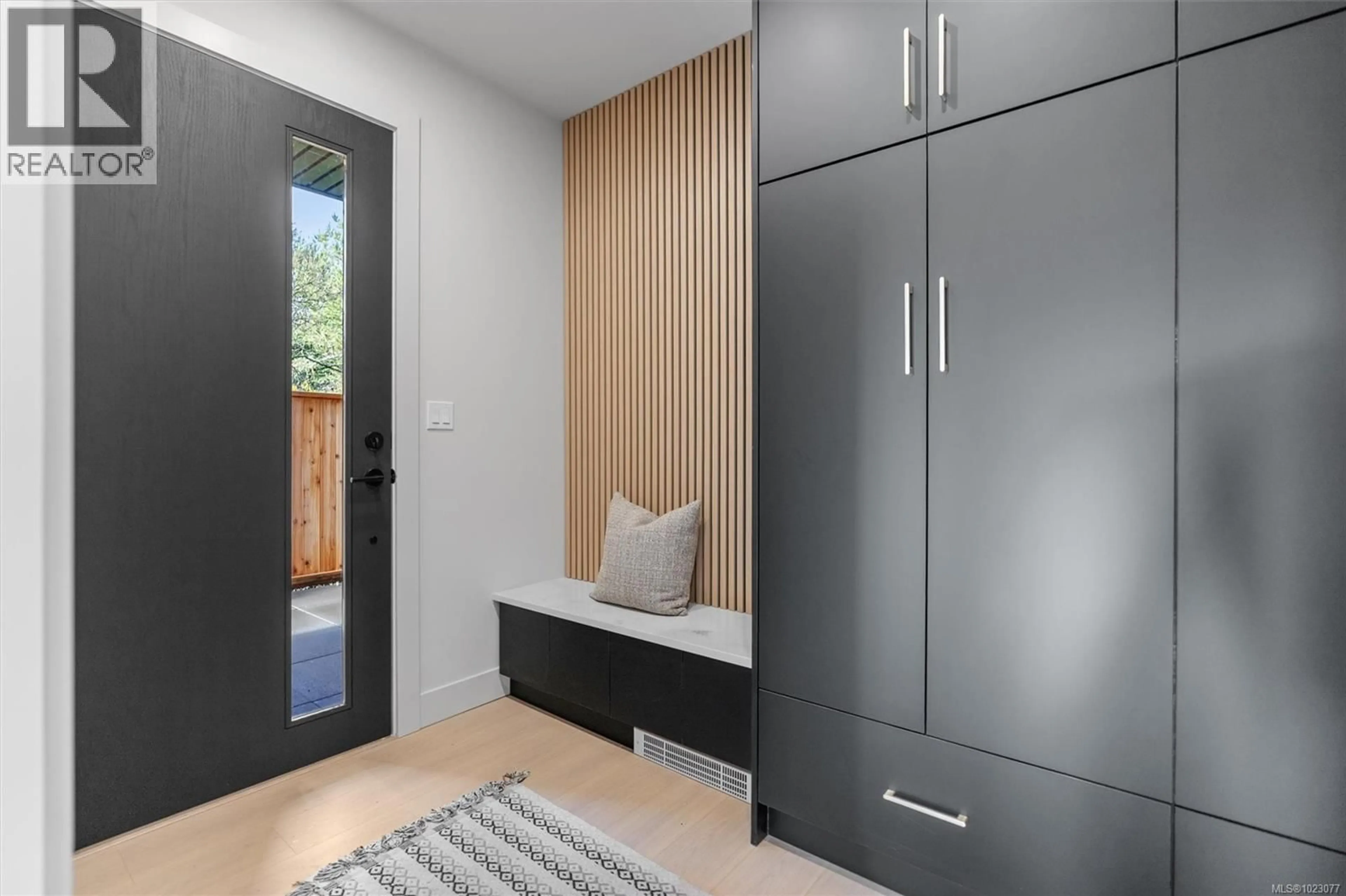 Indoor entryway for 4 - 588 WHITESIDE STREET, Saanich British Columbia V8Z1Y6