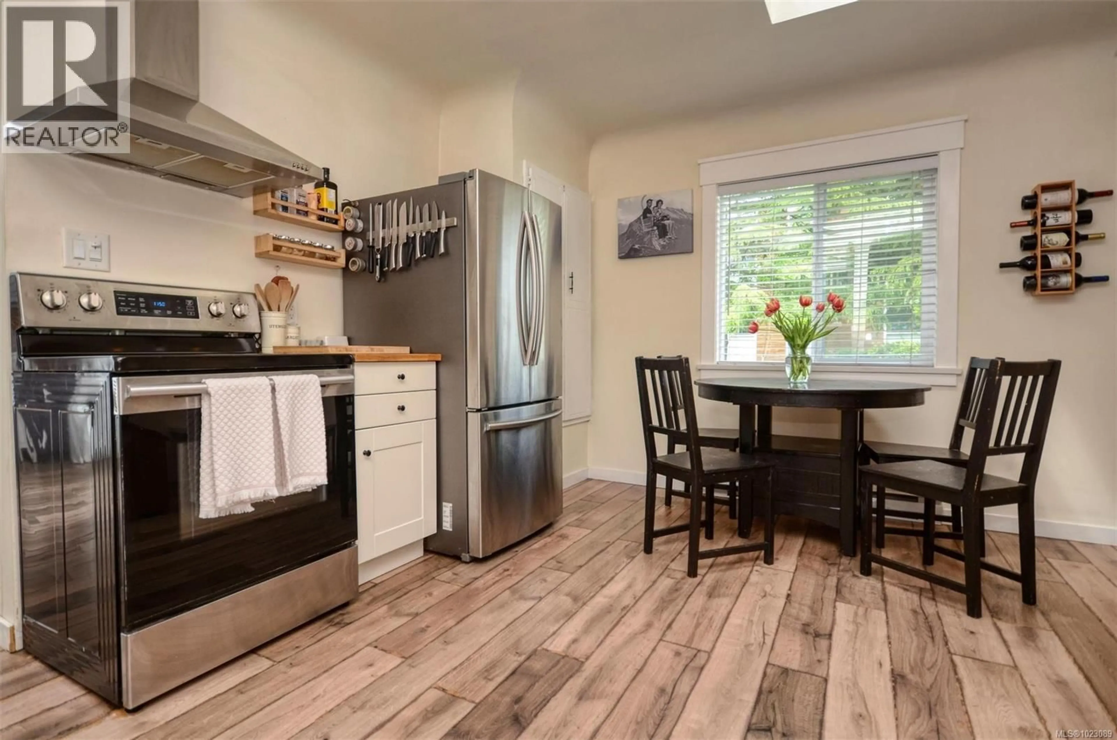 Open concept kitchen, wood/laminate floor for 271 BATTLEFORD AVENUE, Saanich British Columbia V8Z1K7