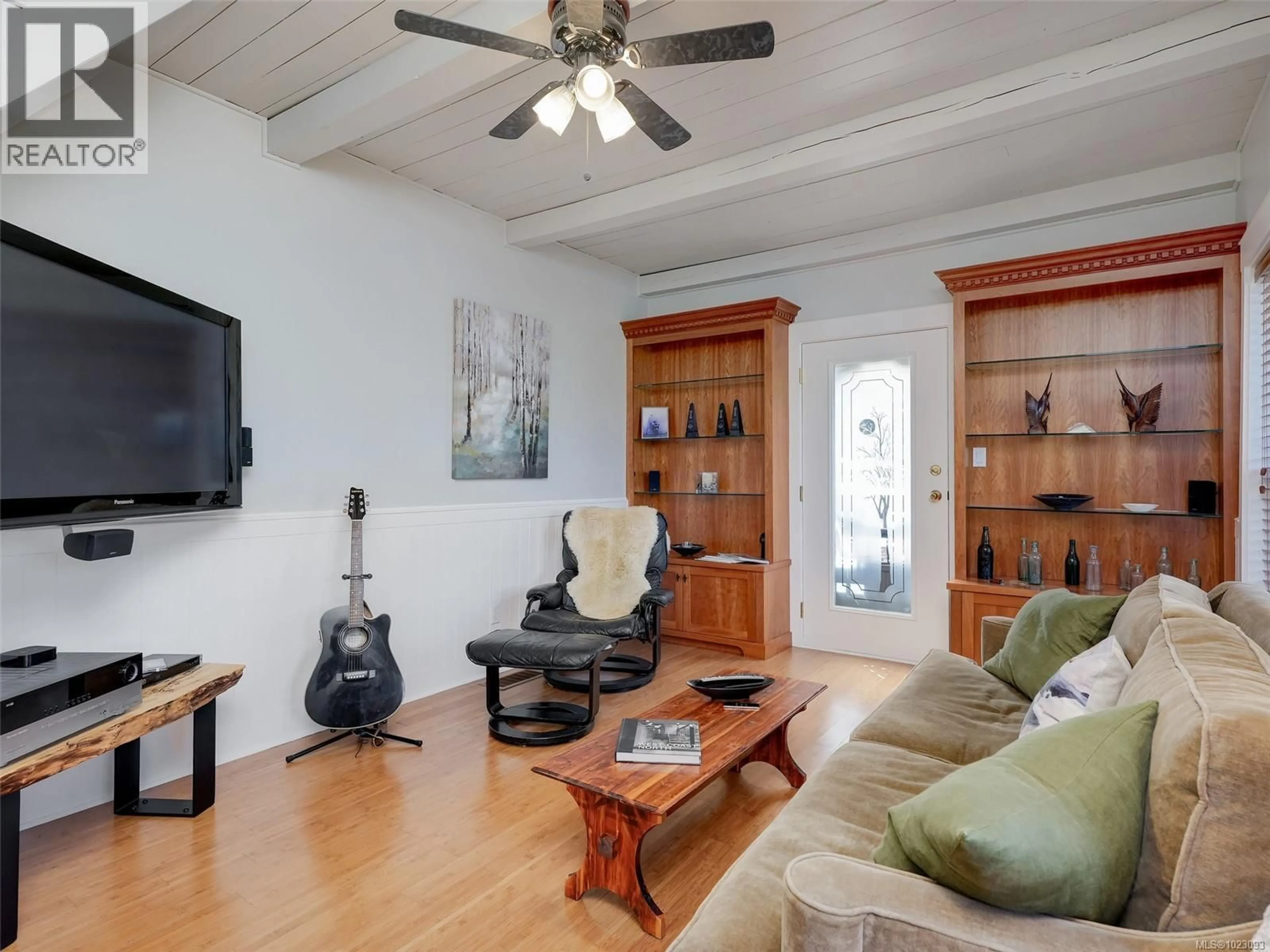 Living room with furniture, wood/laminate floor for 2391 SHAWNIGAN LAKE ROAD, Shawnigan Lake British Columbia V8H2H1