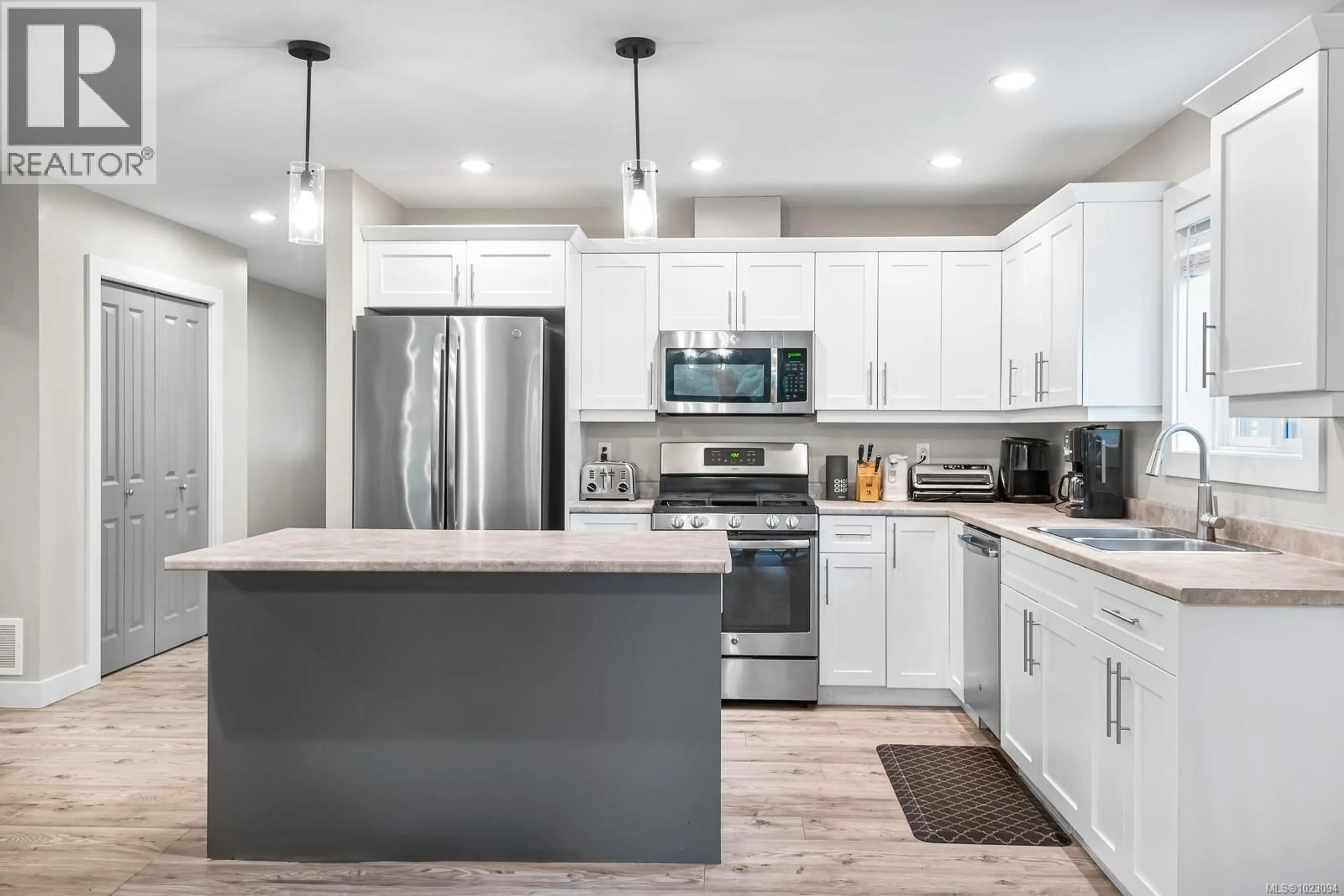 Open concept kitchen, unknown for 2374 EXTENSION ROAD, Nanaimo British Columbia V9X0A9