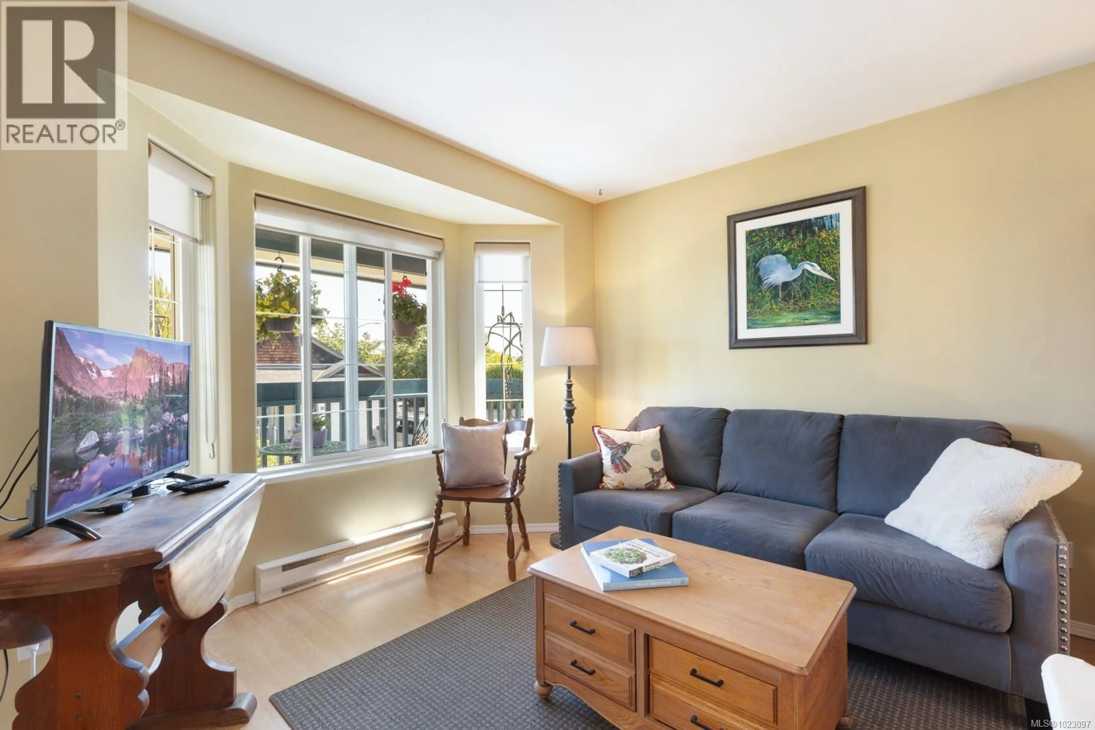 Living room with furniture, wood/laminate floor for 168 - 202 31ST STREET, Courtenay British Columbia V9N7T8