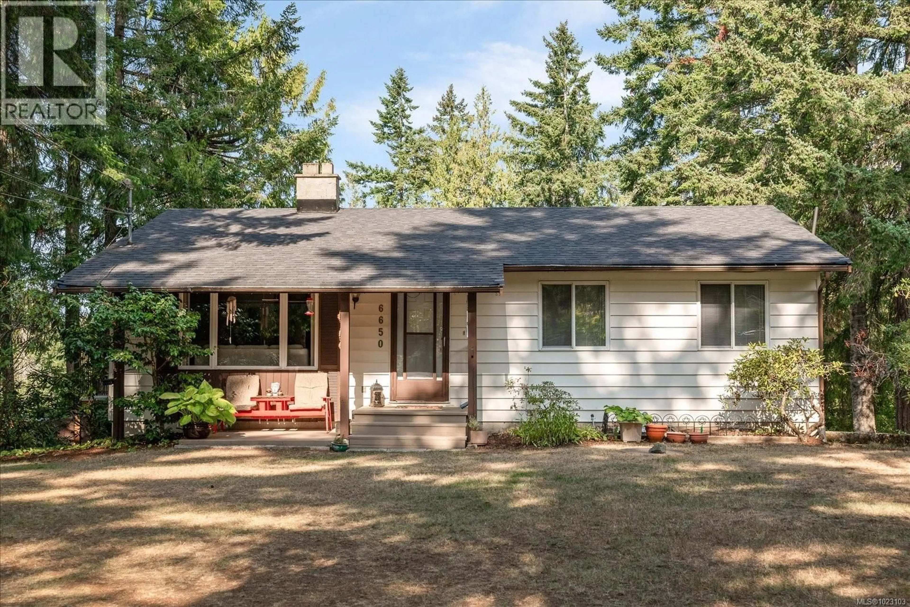 Home with vinyl exterior material, street for 6650 GREEN ACRES WAY, Nanaimo British Columbia V9T5R9